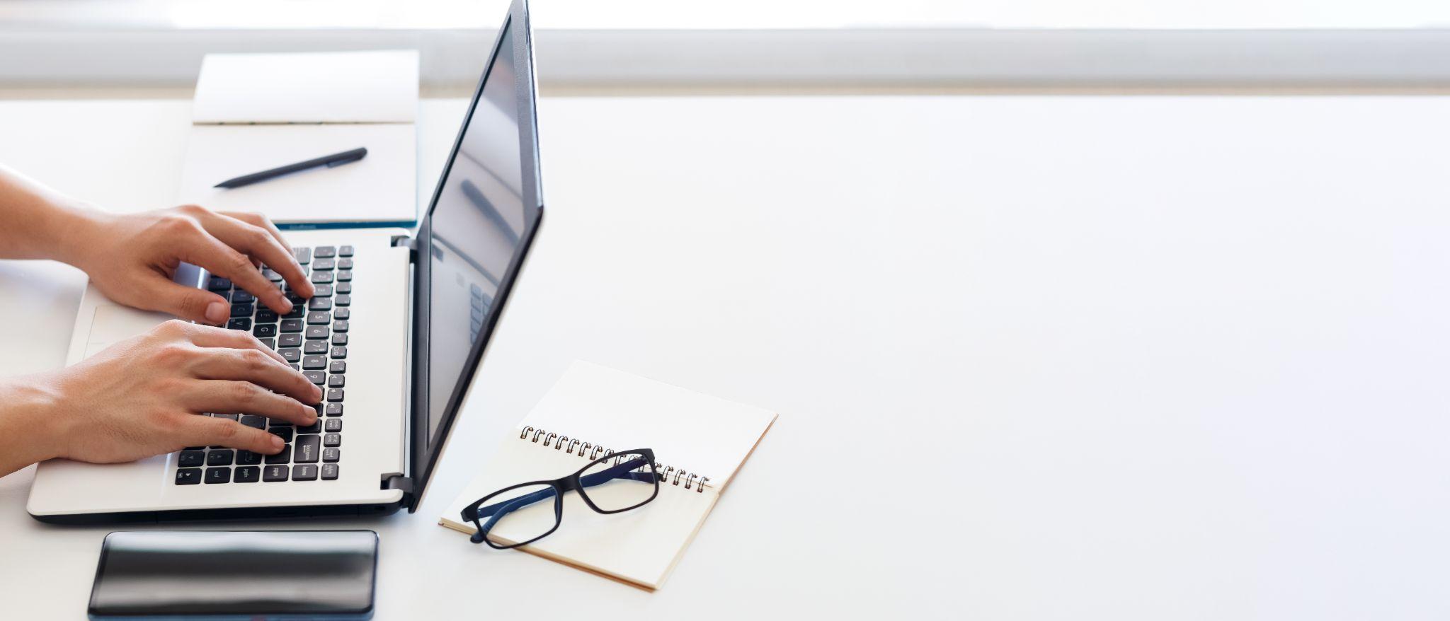 パソコンで勉強しているイメージ