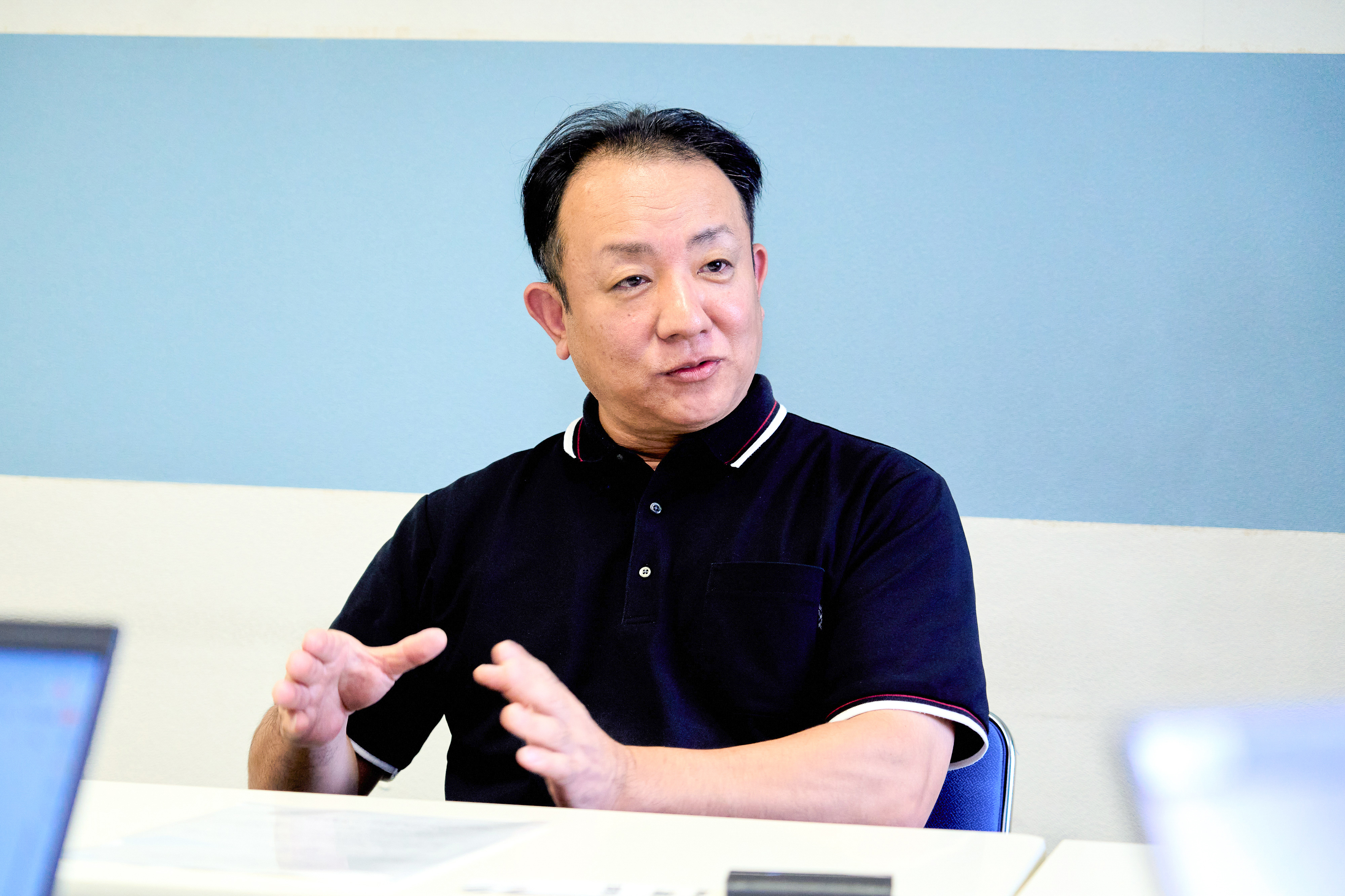 倭文様がインタビューでお話をしている画像