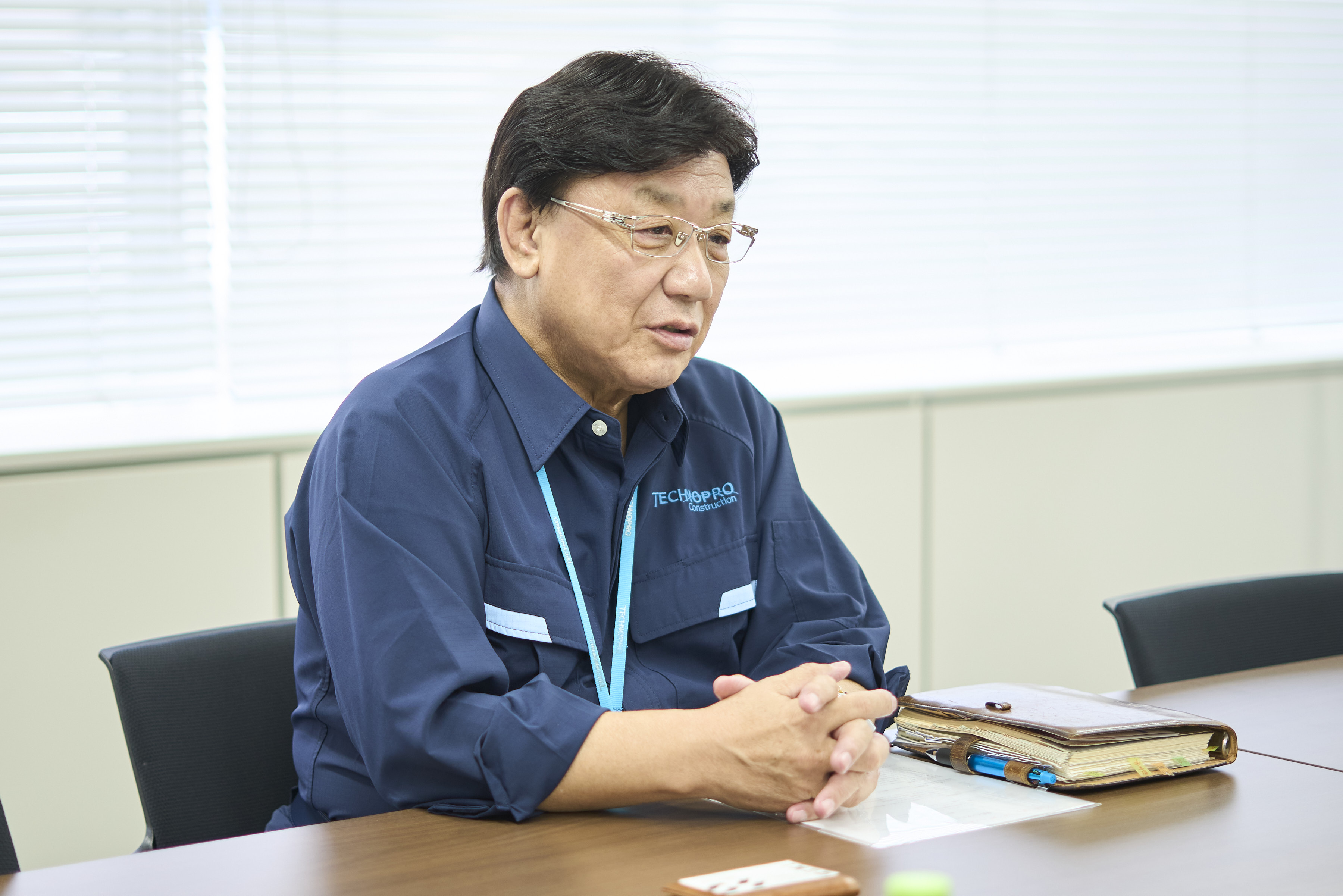 及川様がインタビューでお話をしている画像