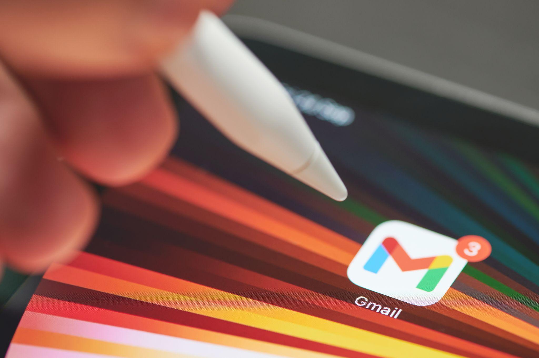 Gmailアプリをタッチしようとしている