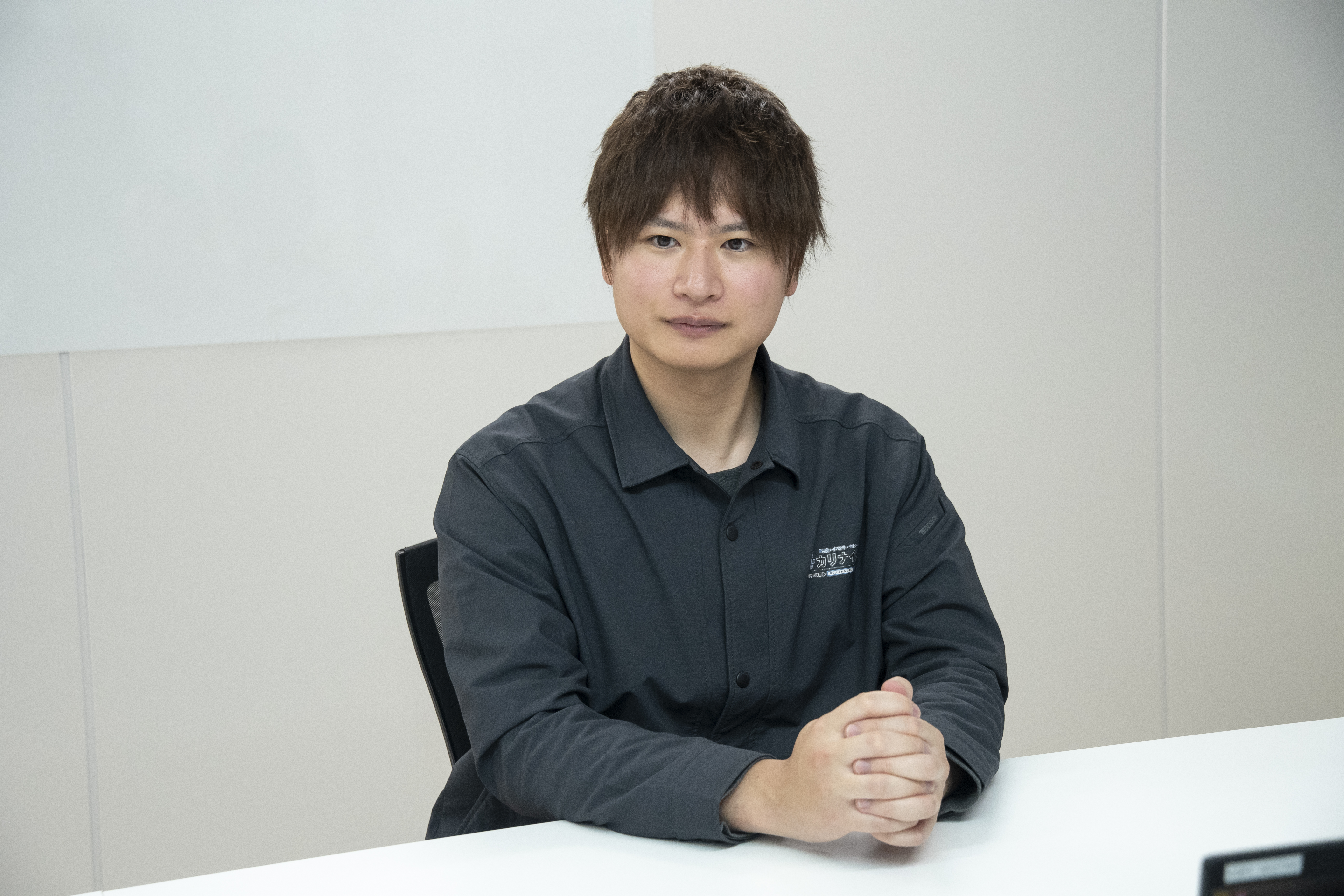 若林 様がインタビューでお話をしている画像