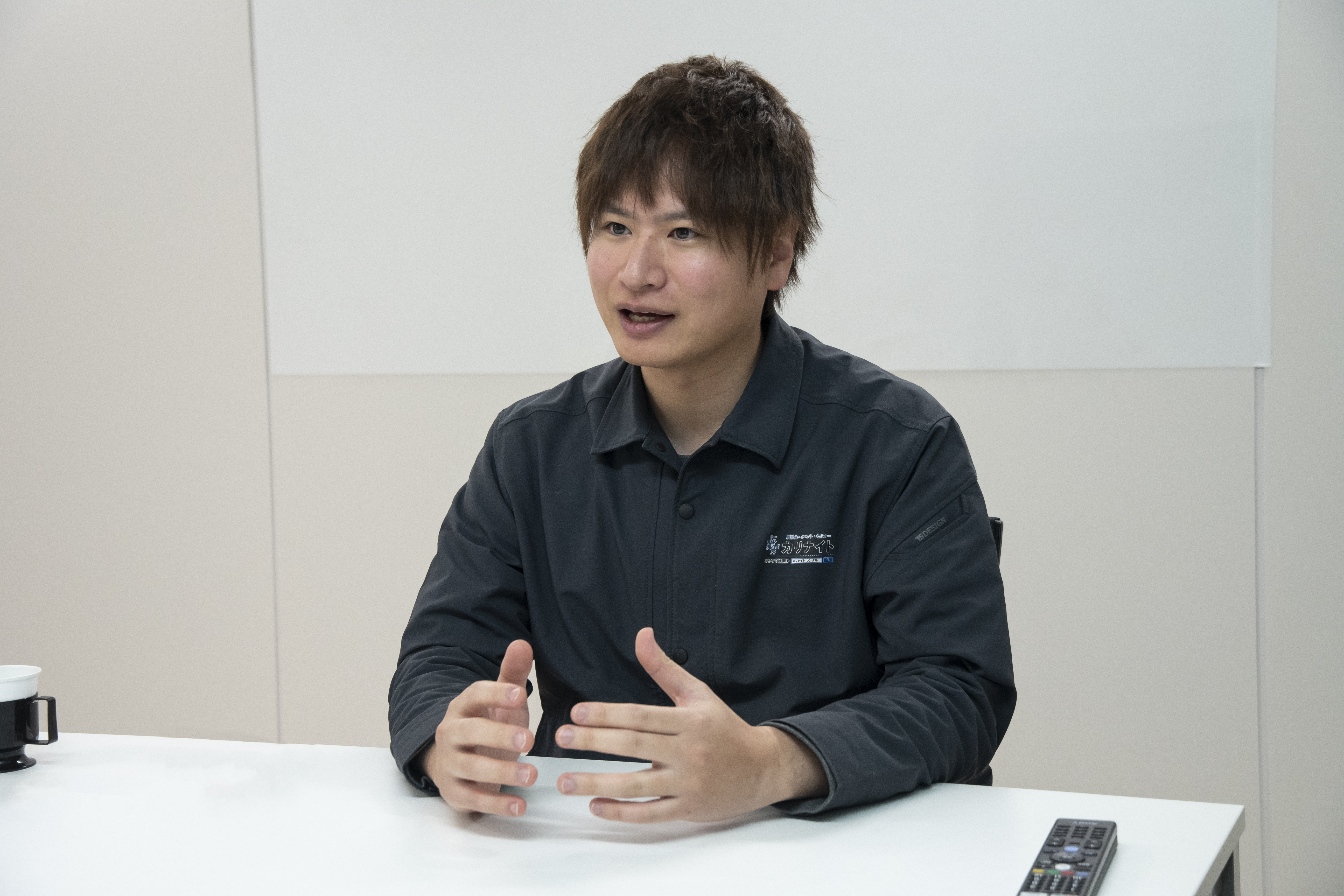 若林 様がインタビューでお話をしている画像