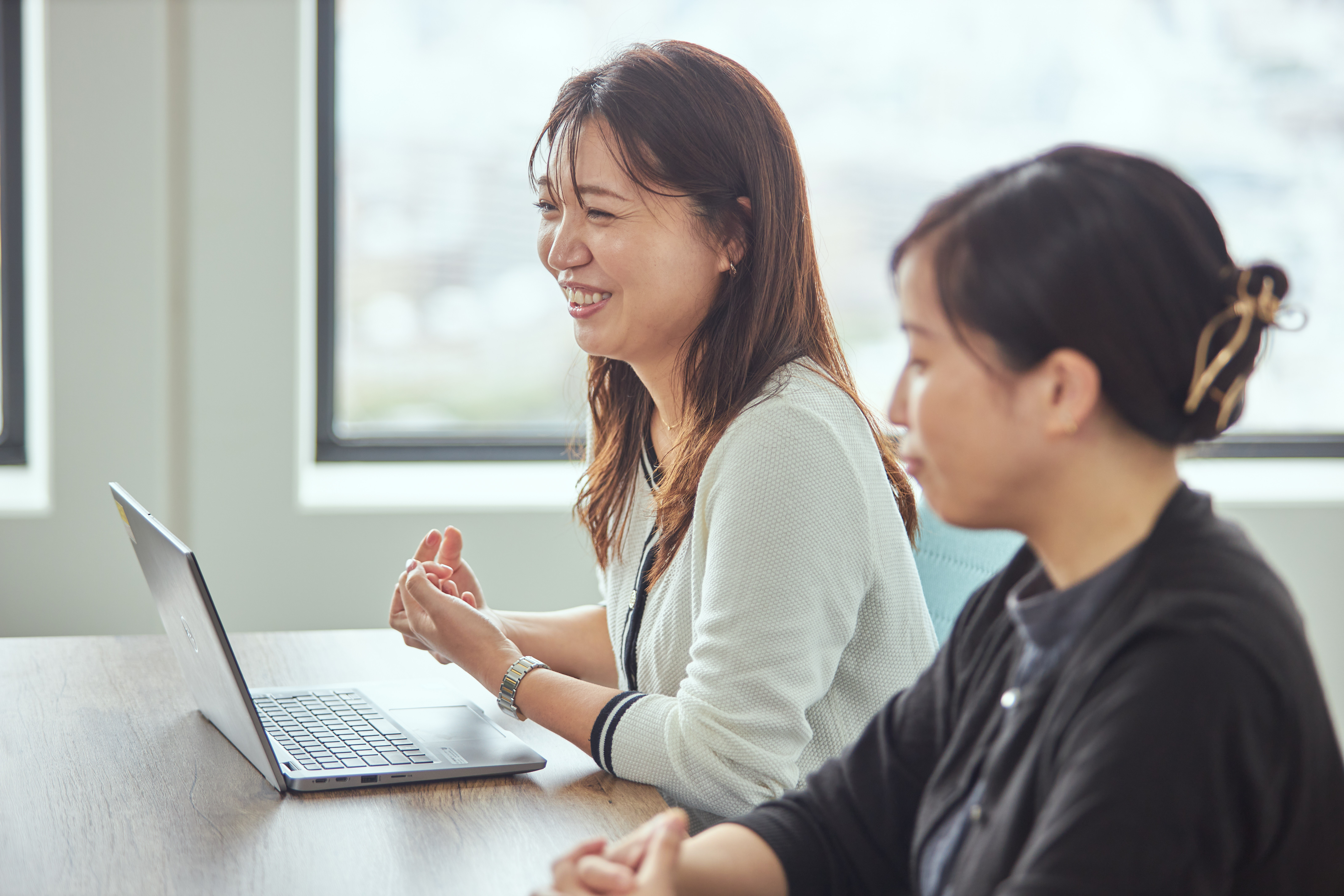 山本様、飯田様がインタビューでお話をしている画像