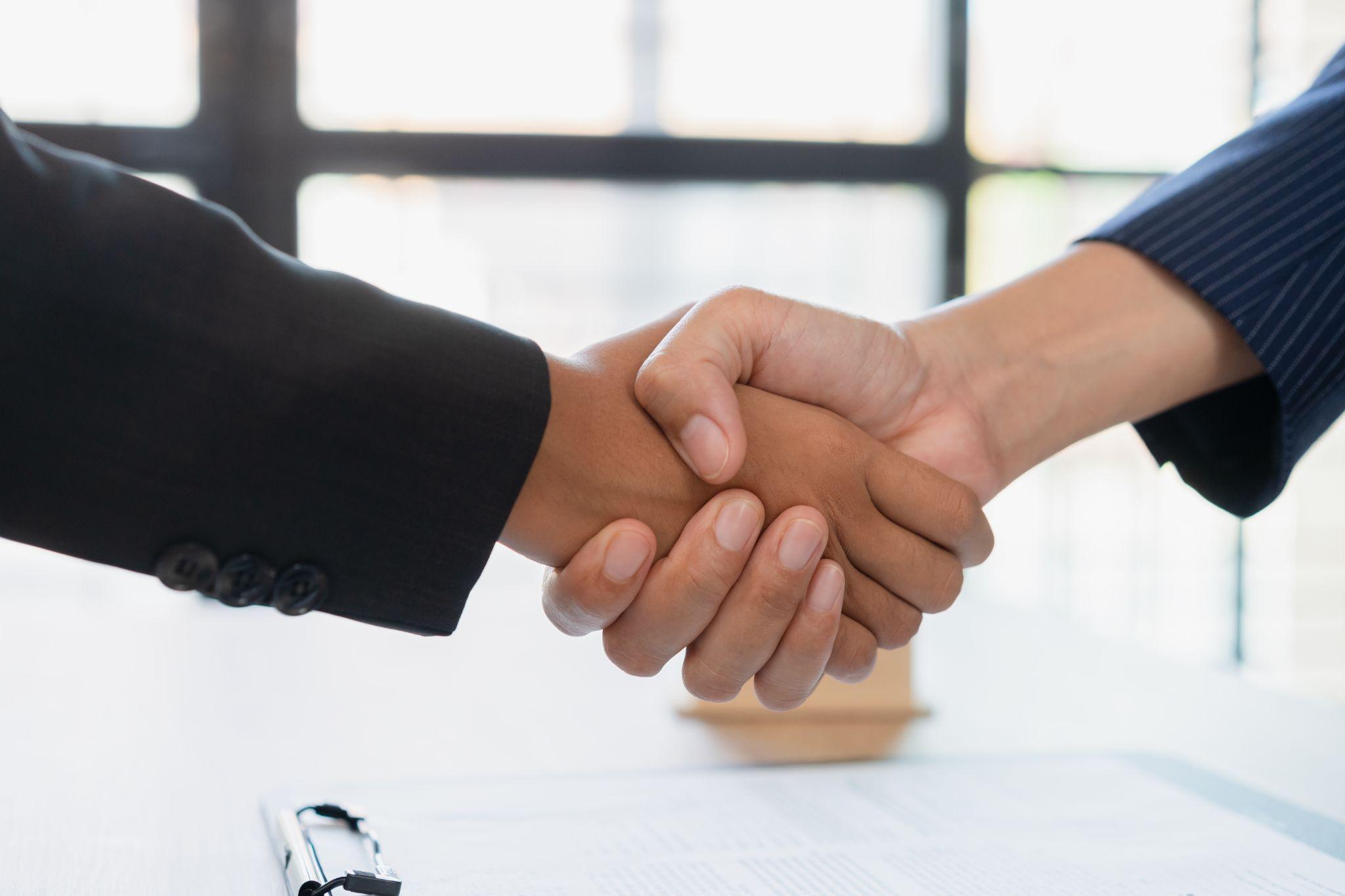 握手するビジネスパーソン