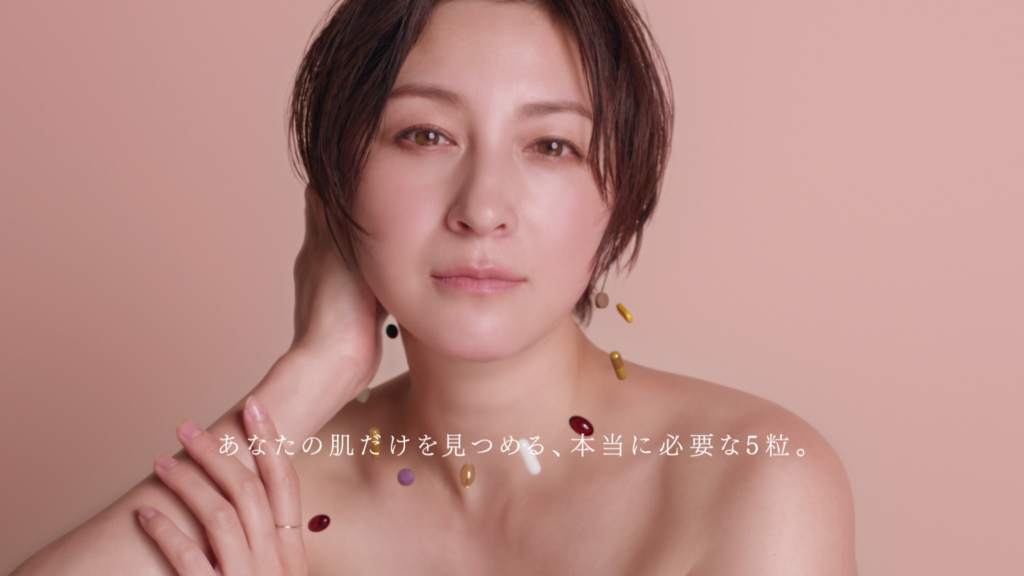 デコルテあらわなスタイルで透明感たっぷりの素肌美を披露 広末涼子さん出演 新TVCM「FUJIMI 私の肌から目を離さないで」篇 6月14日公開 |  トリコ株式会社