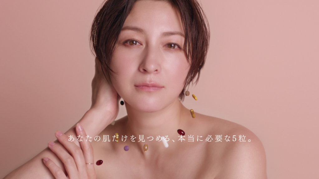 デコルテあらわなスタイルで透明感たっぷりの素肌美を披露 広末涼子