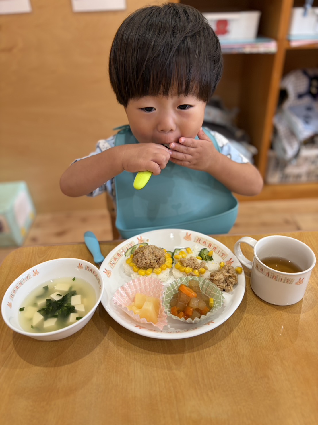 給食を一口ずつ味わう子ども