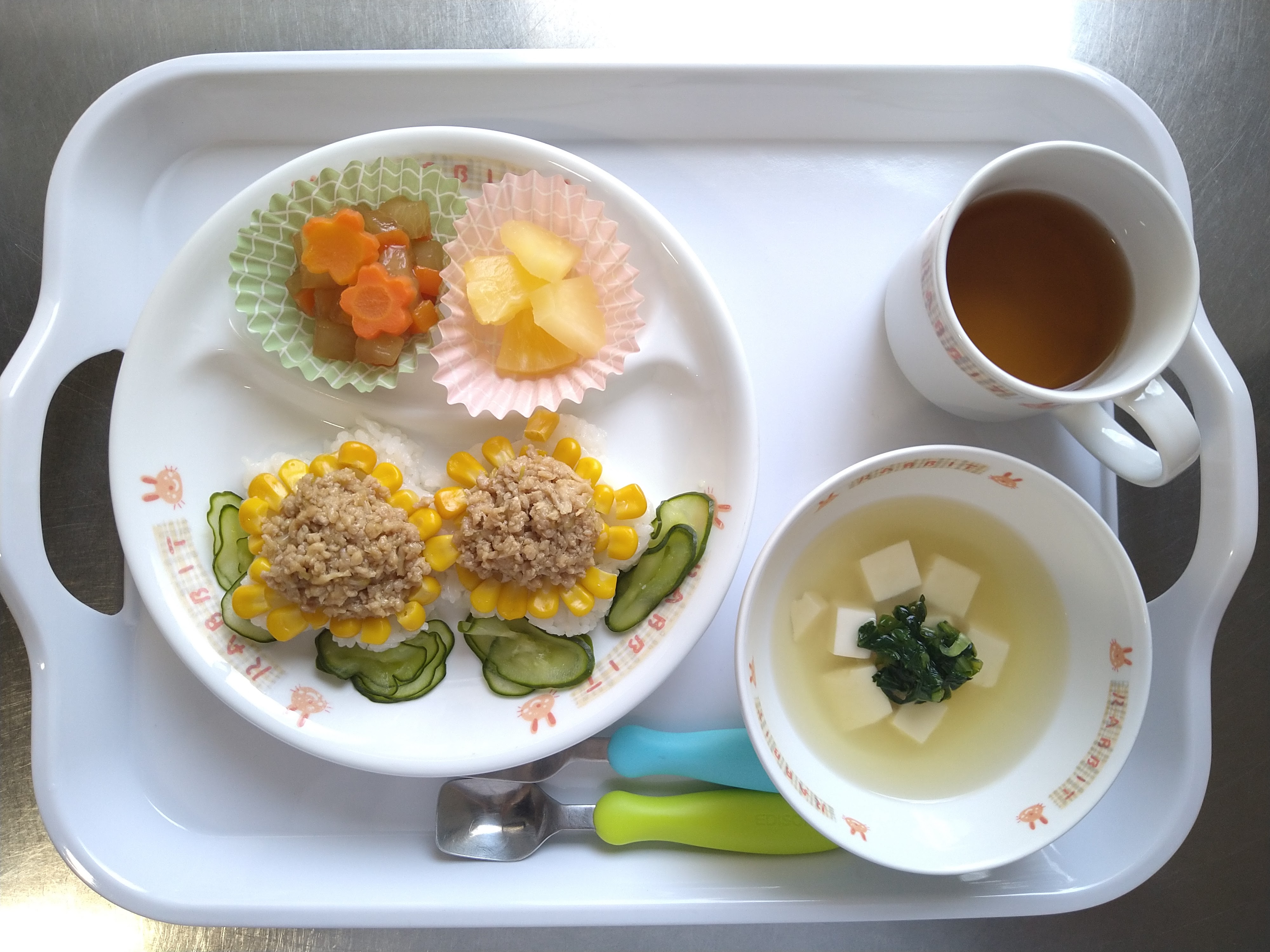 とうもろこしでひまわりを表した給食