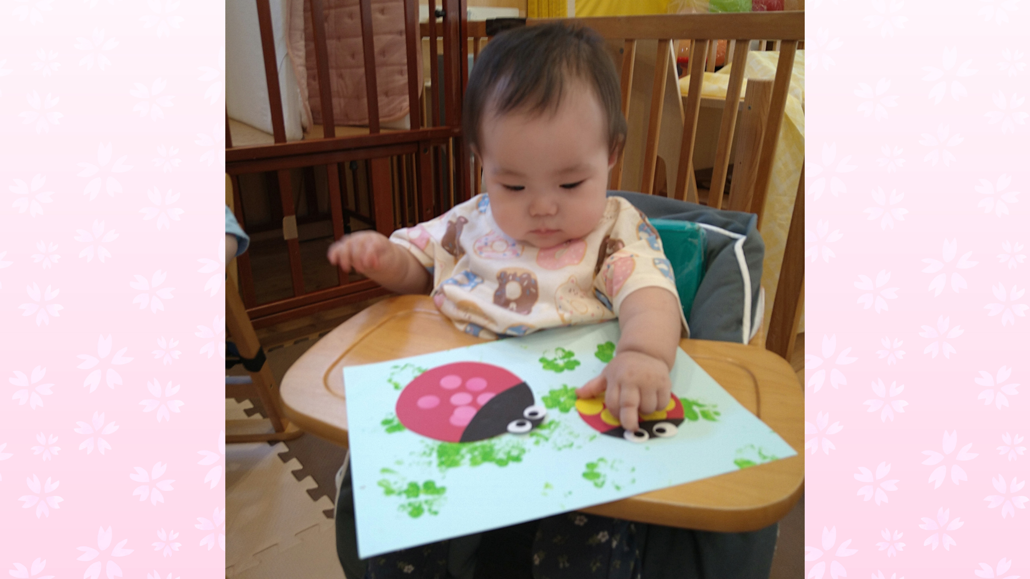 指先でのばしてペタッ！のり遊びで育む集中力