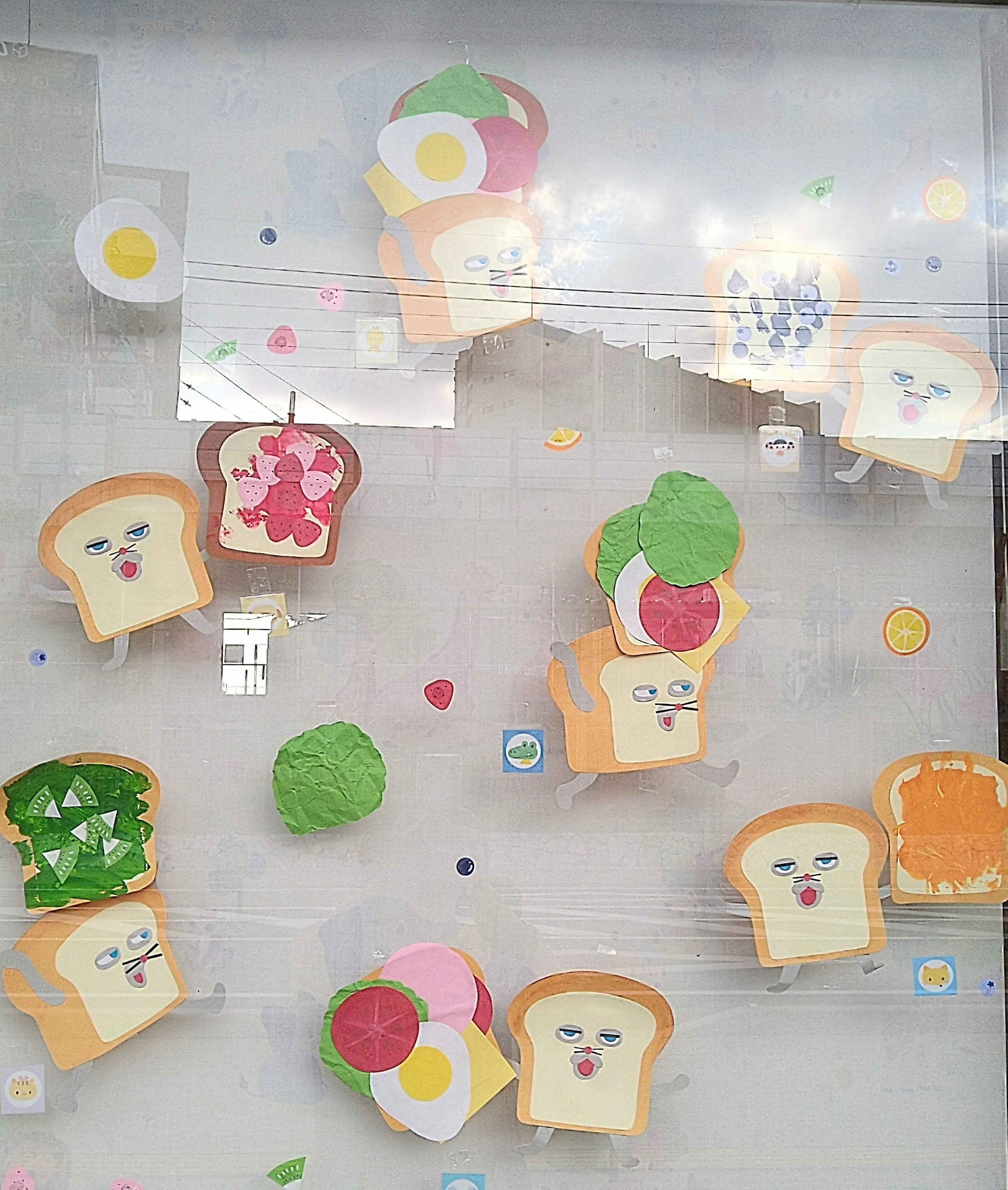 壁面に並んだ個性豊かなサンドイッチ製作