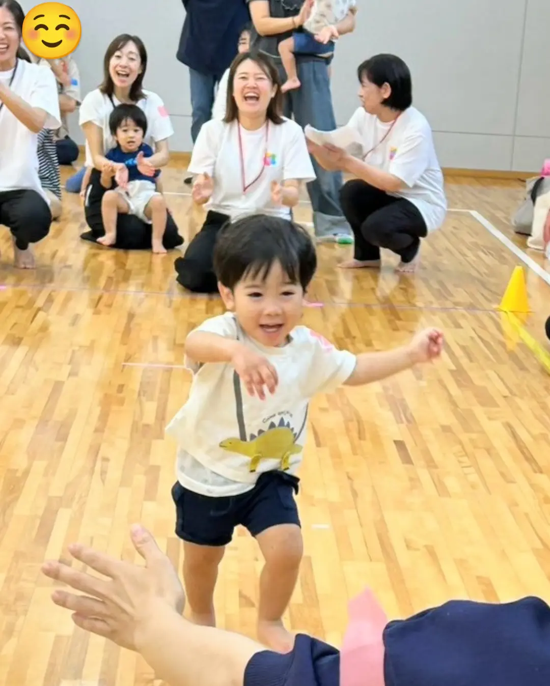 両腕を広げて待つ保護者へ笑顔で走る子ども