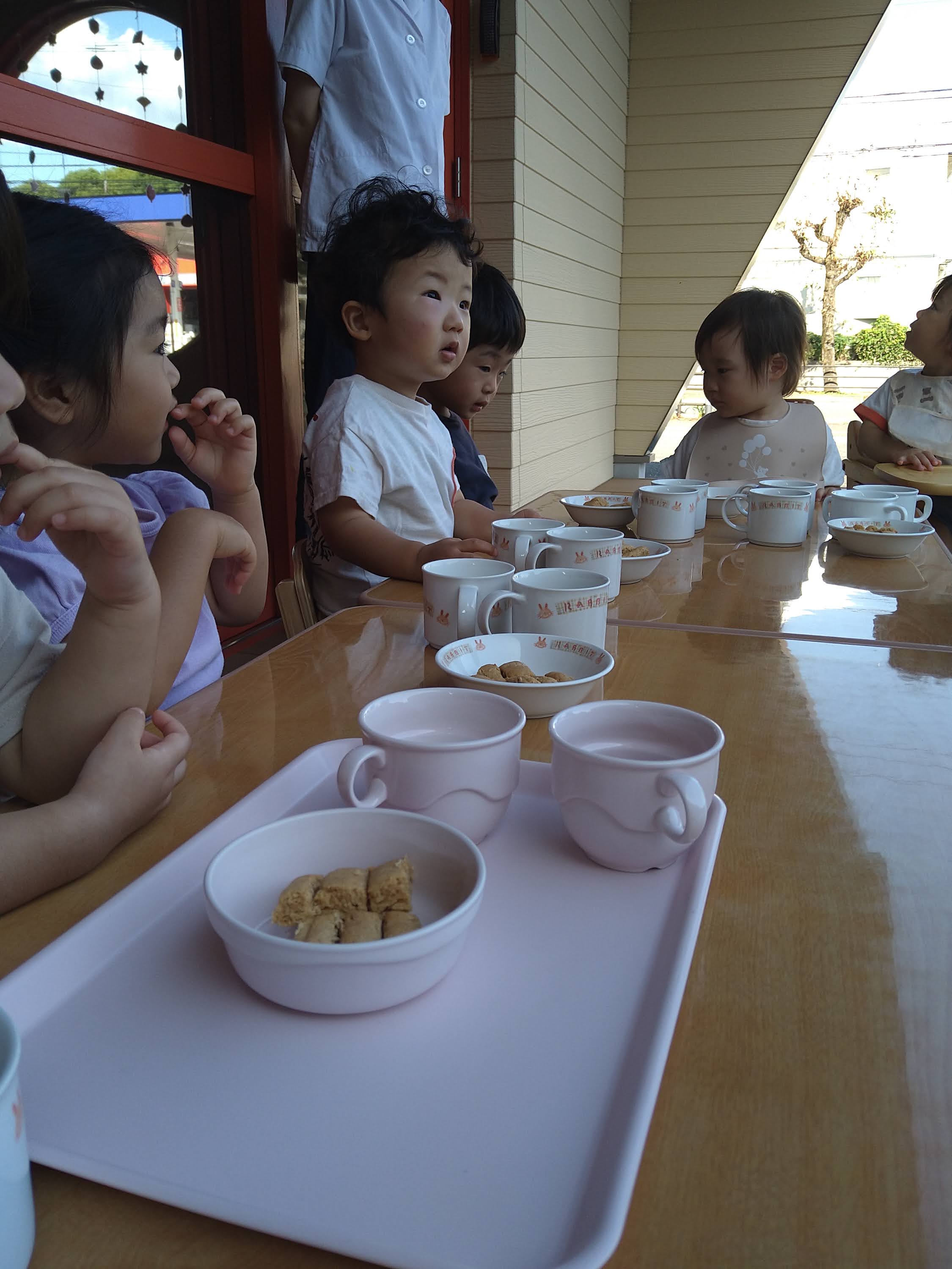 友だちと一緒におやつを味わう子どもたち