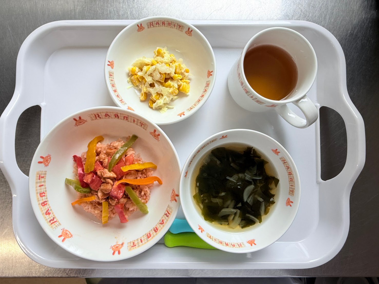 色や形の違う料理が並んだ給食