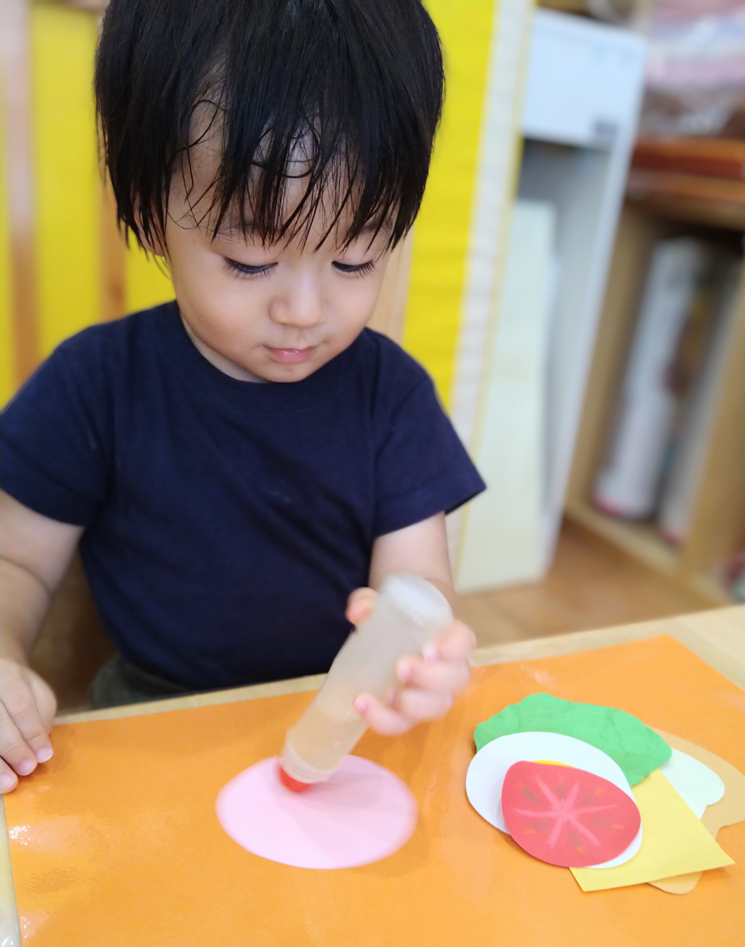 さまざまな具材を重ねたサンドイッチ製作の作品