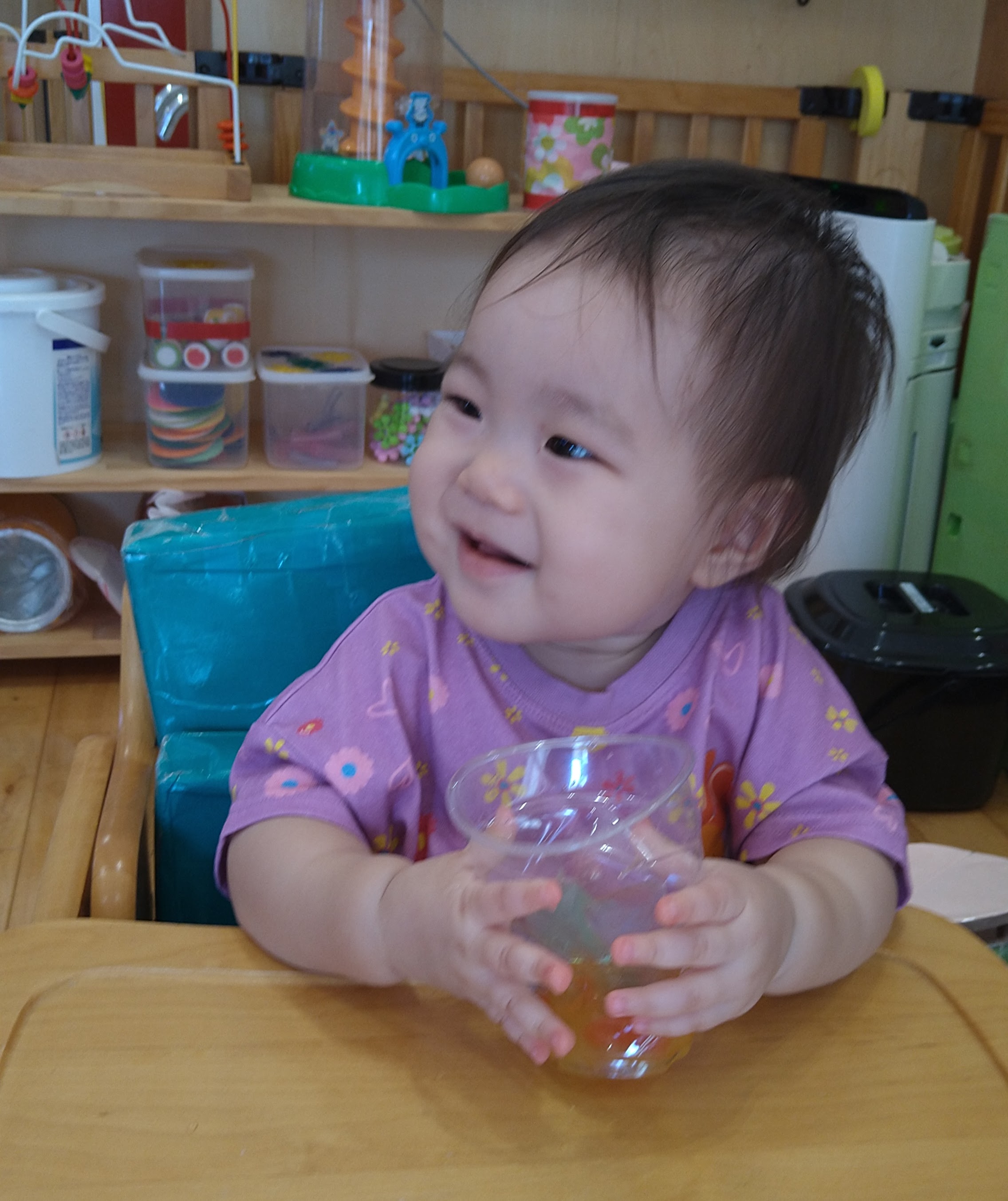 色寒天の入った容器を両手で持って眺める子ども