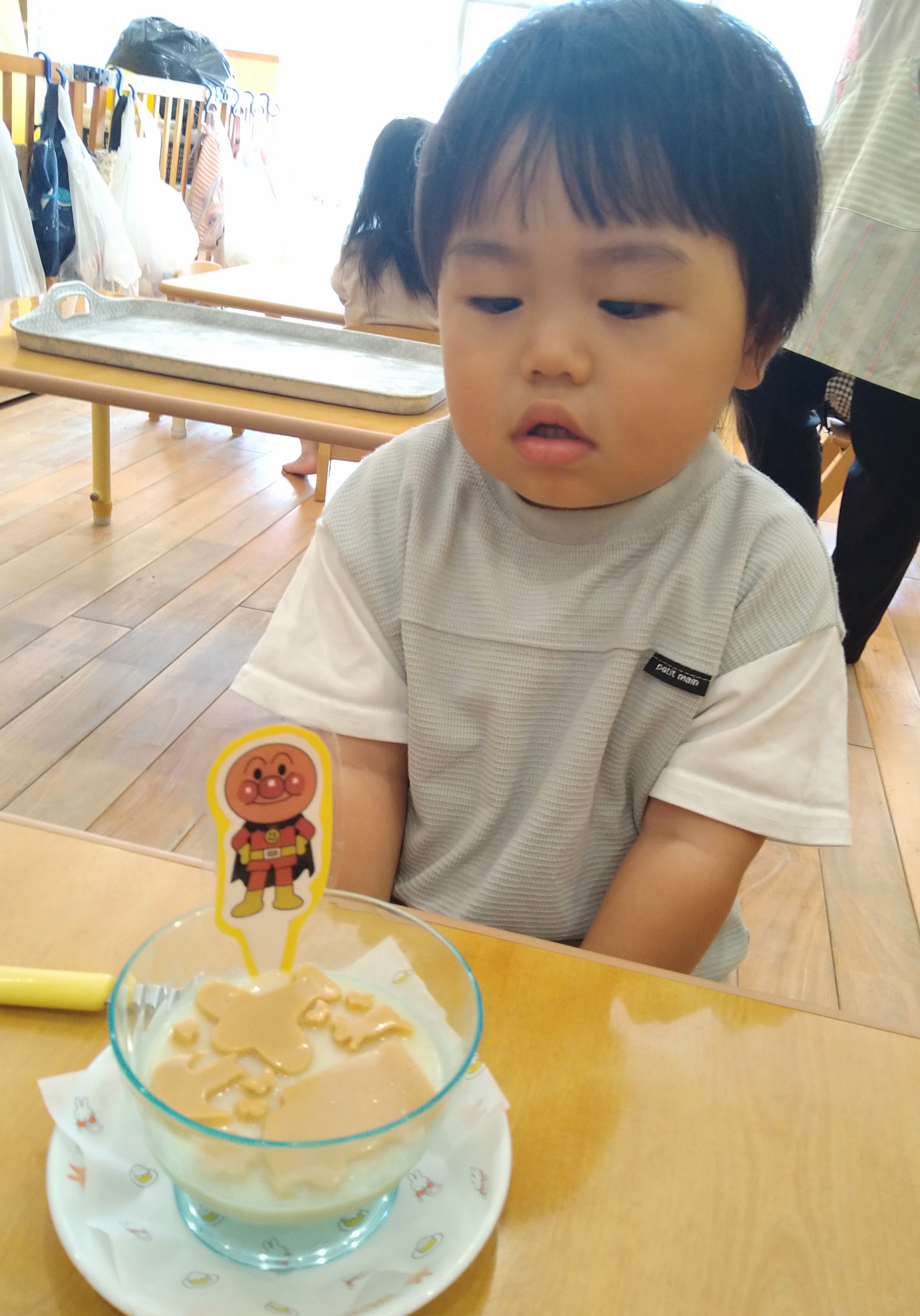 盛り付けの違うおやつを前に様子を確かめる子ども