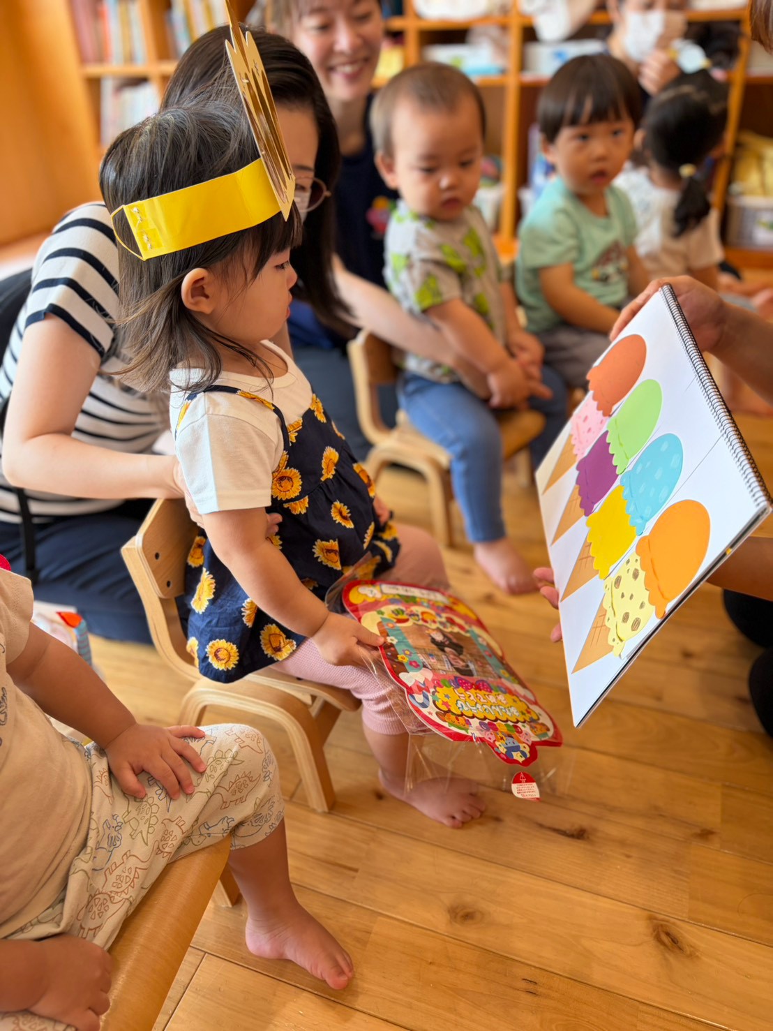 お誕生日会で色とりどりのアイスの絵を見る子ども