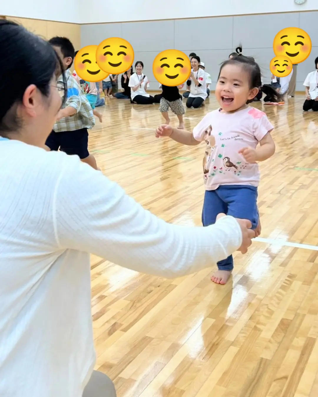 周囲の拍手を受けながら保護者へ向かう子ども