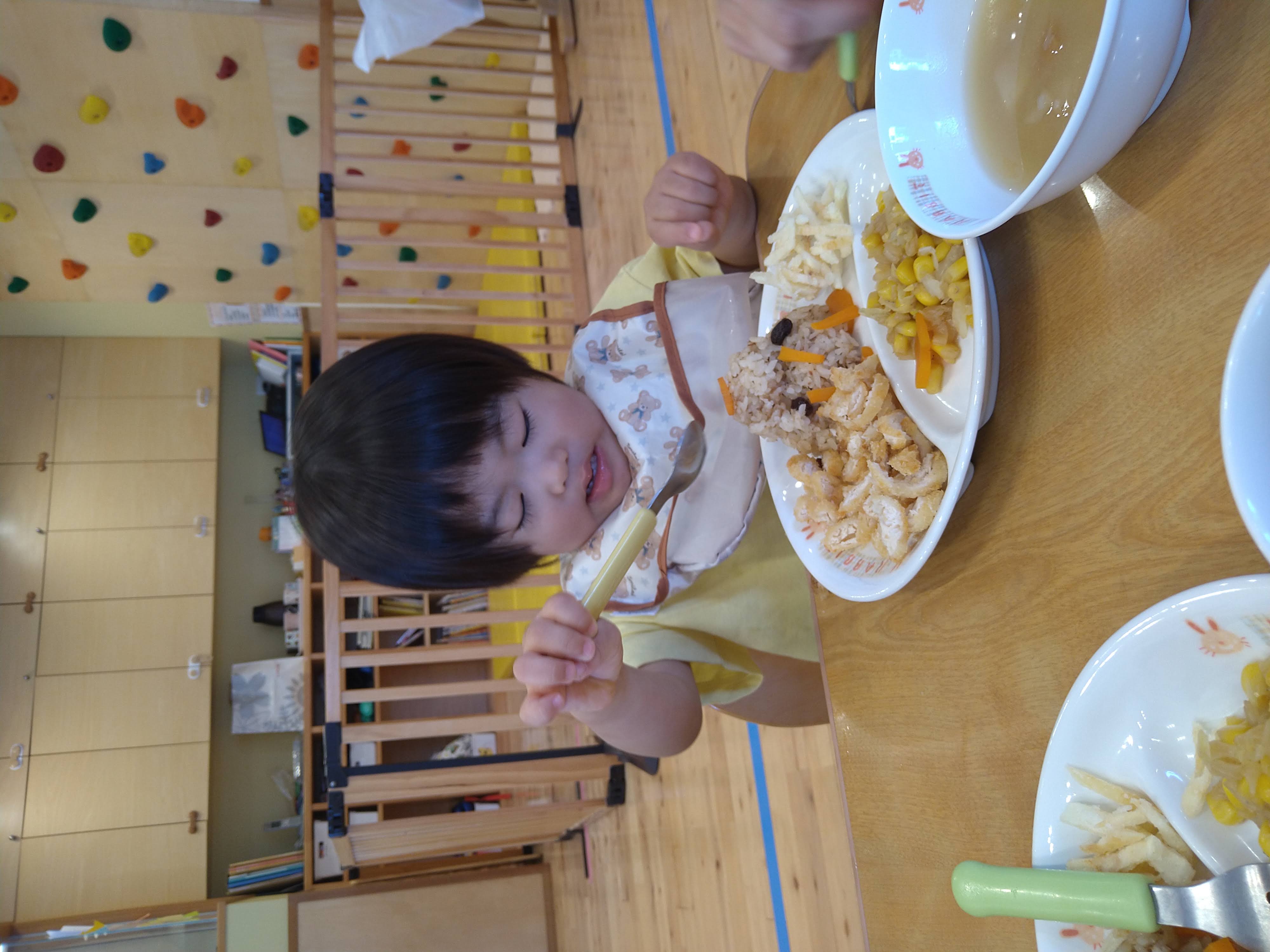 スプーンを持ってリスさんご飯を食べる子ども