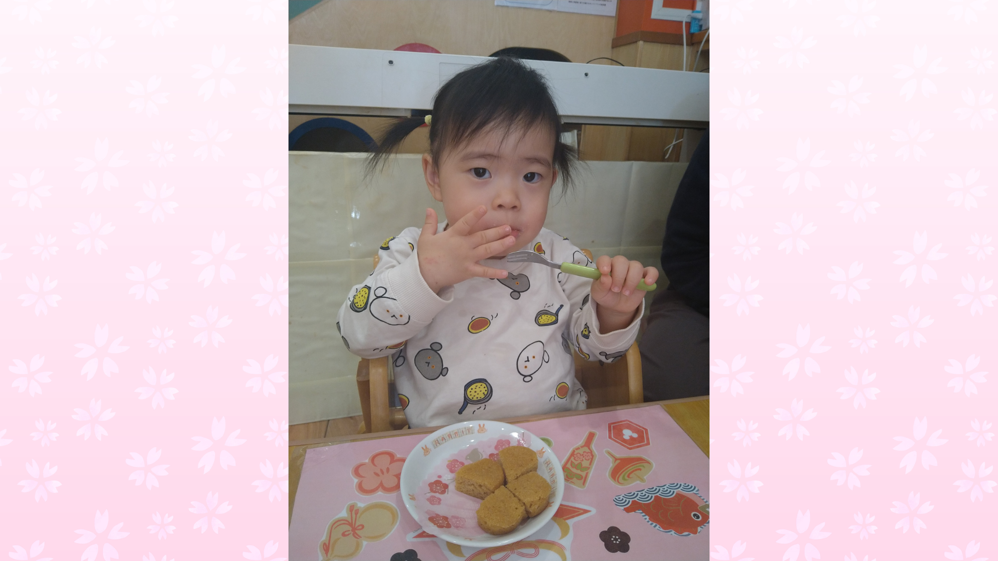 手づかみからフォークへ！「自分で食べる」意欲を育むコツ