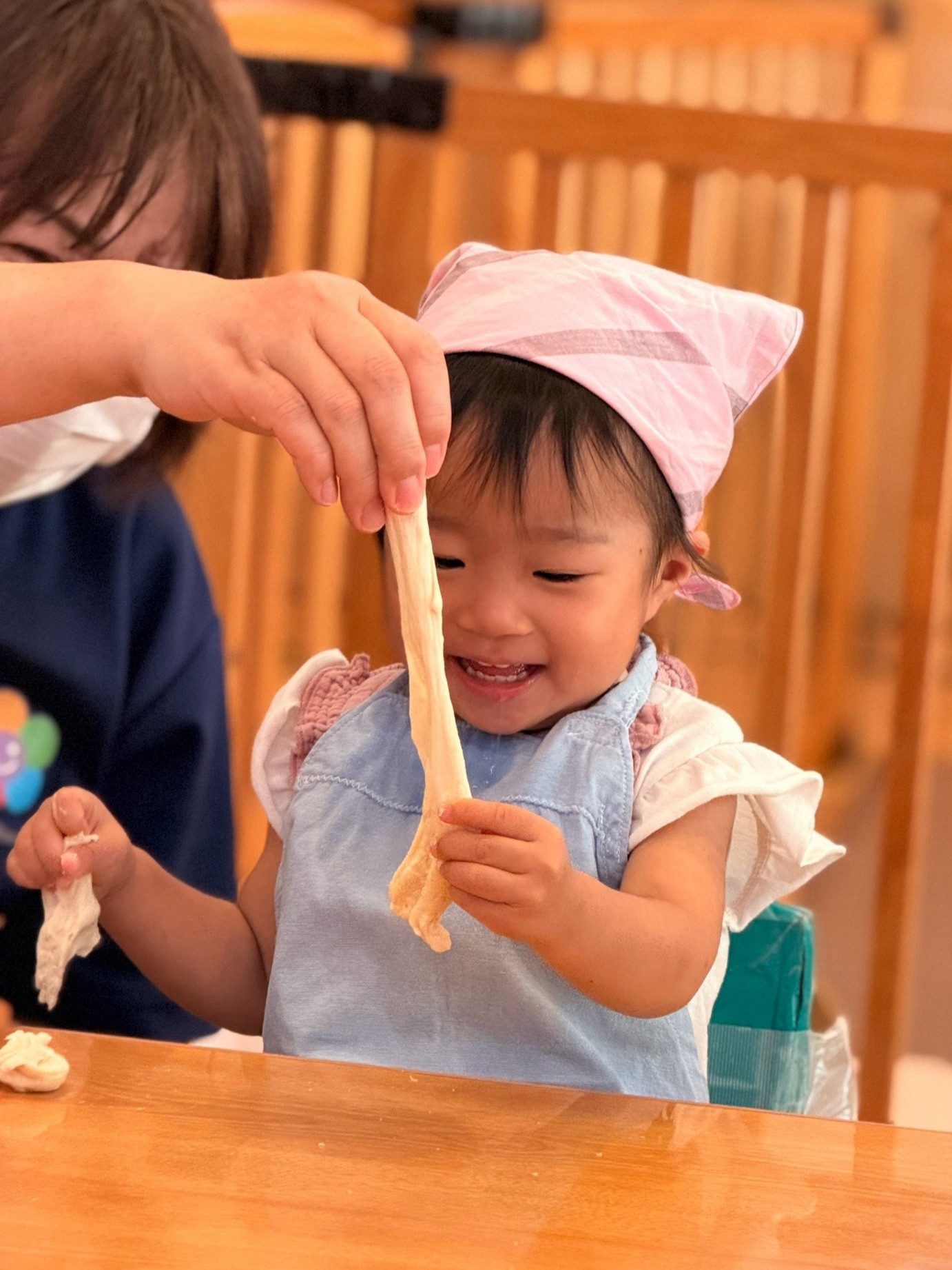 お月見会で伸びた生地を見て笑う子ども