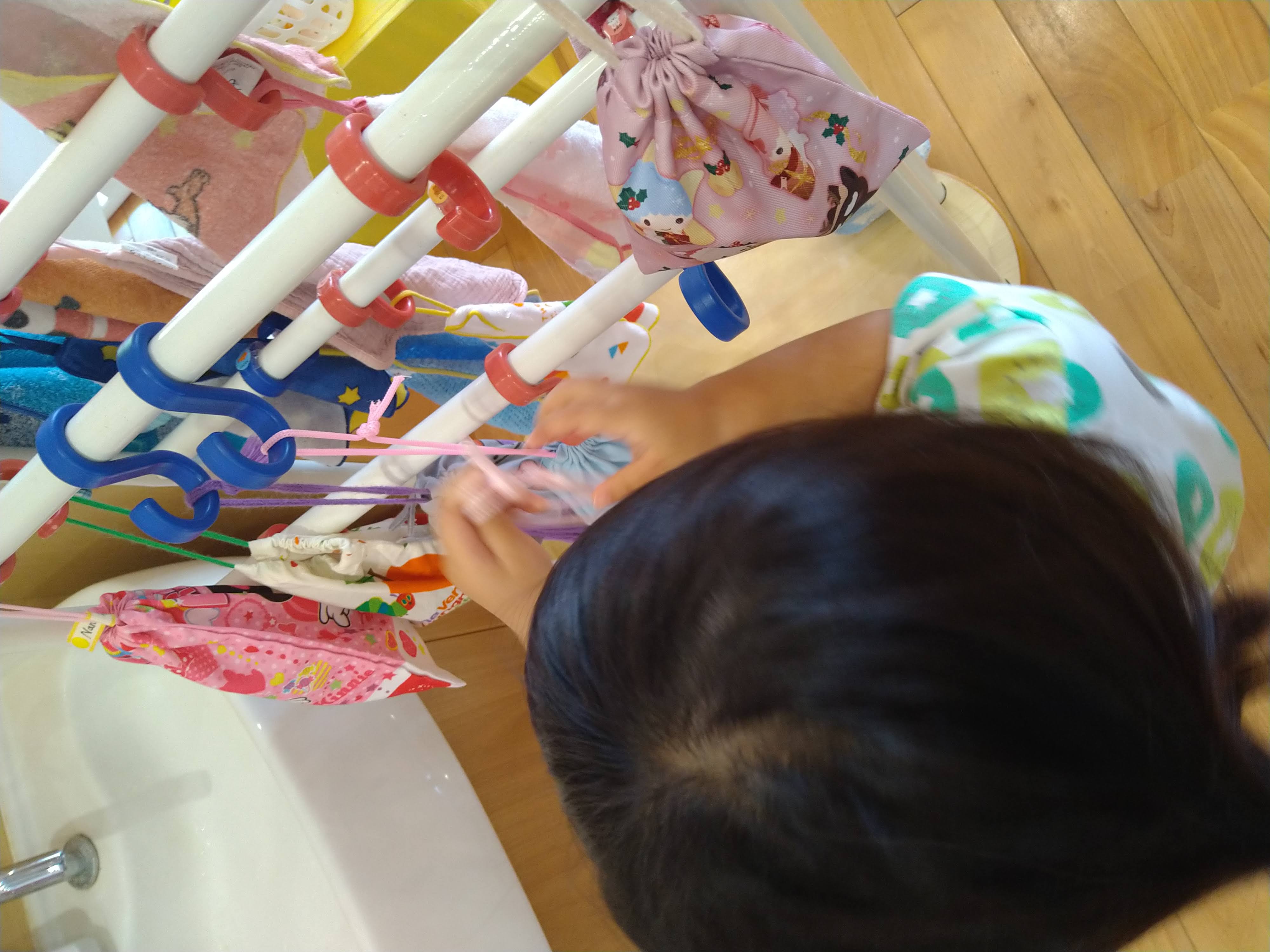 コップ袋を自分で取ろうとする子ども