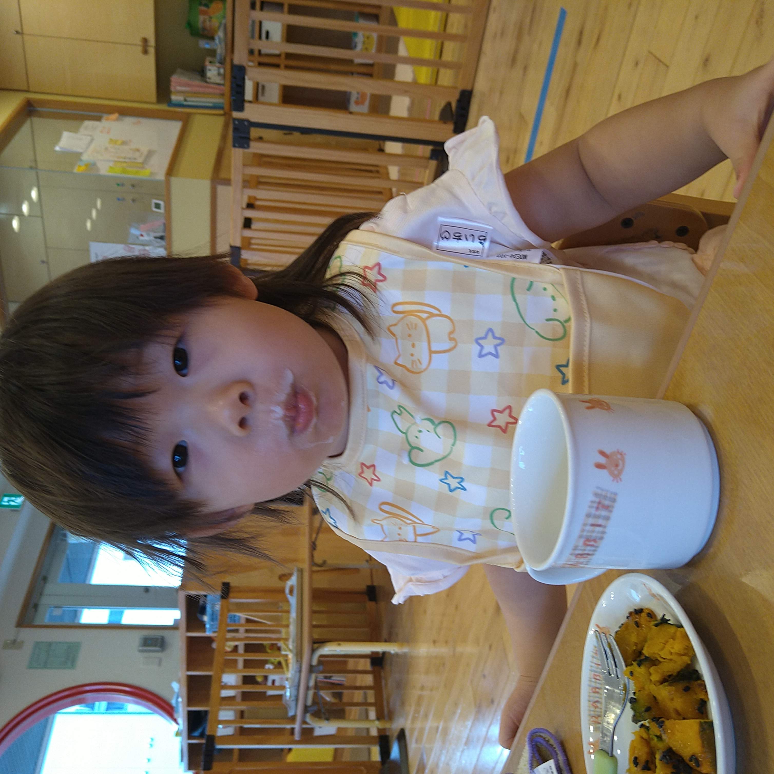 飲み物を味わった後の子どもの表情