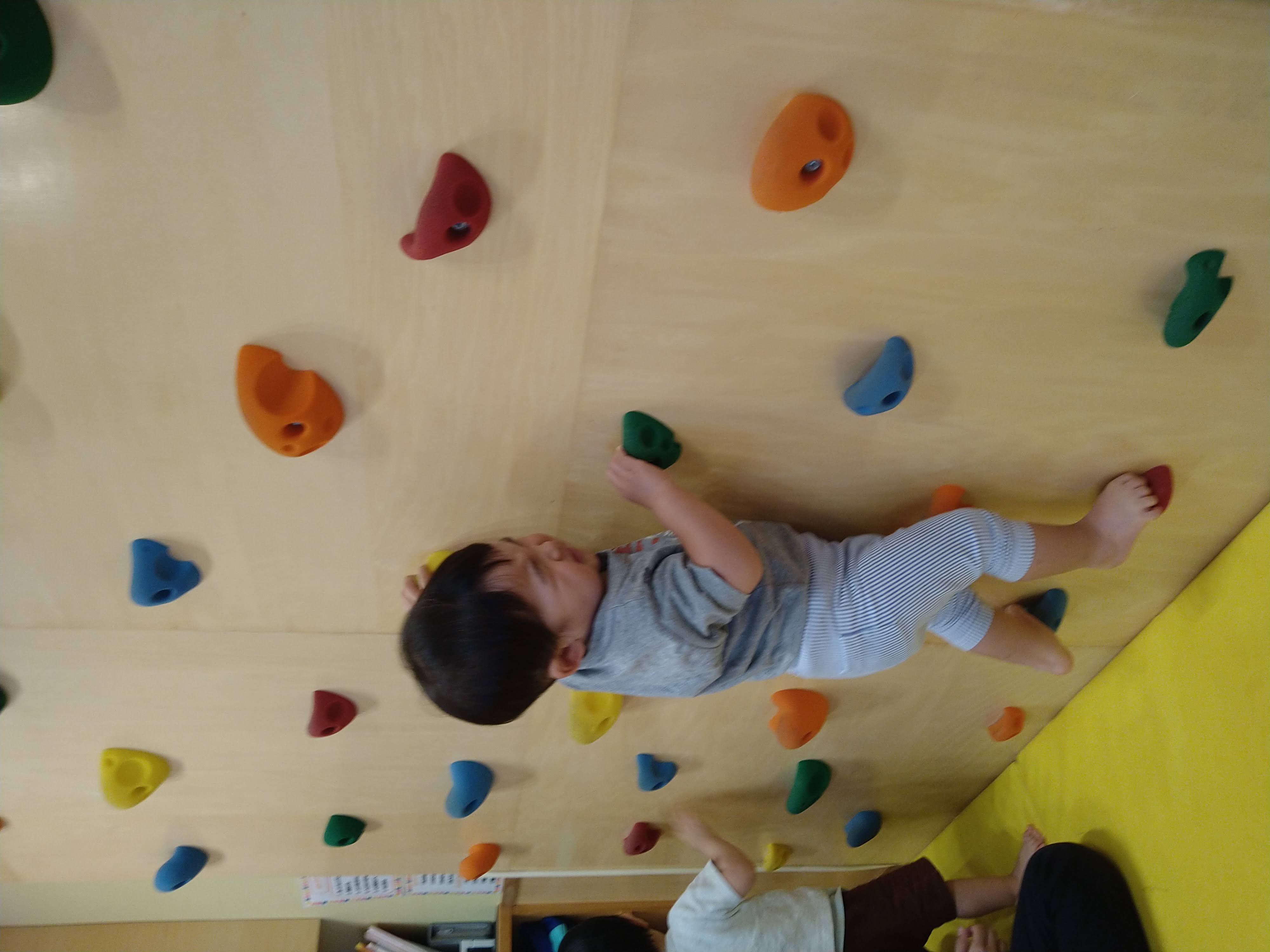 ホールドを握り直しながら姿勢を整える子ども