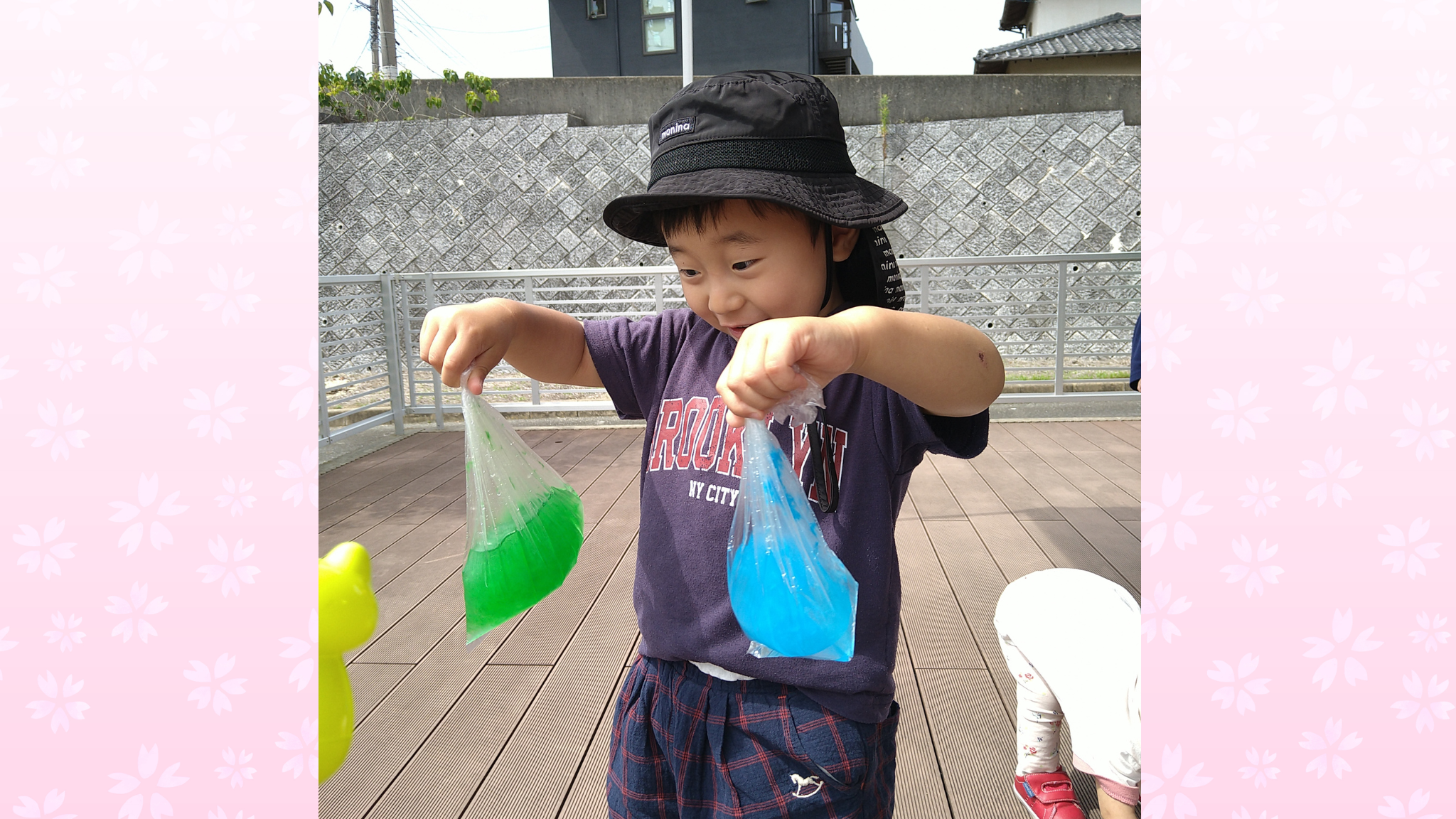 ぷにぷに、きれい！色水袋で五感を育むテラス遊び
