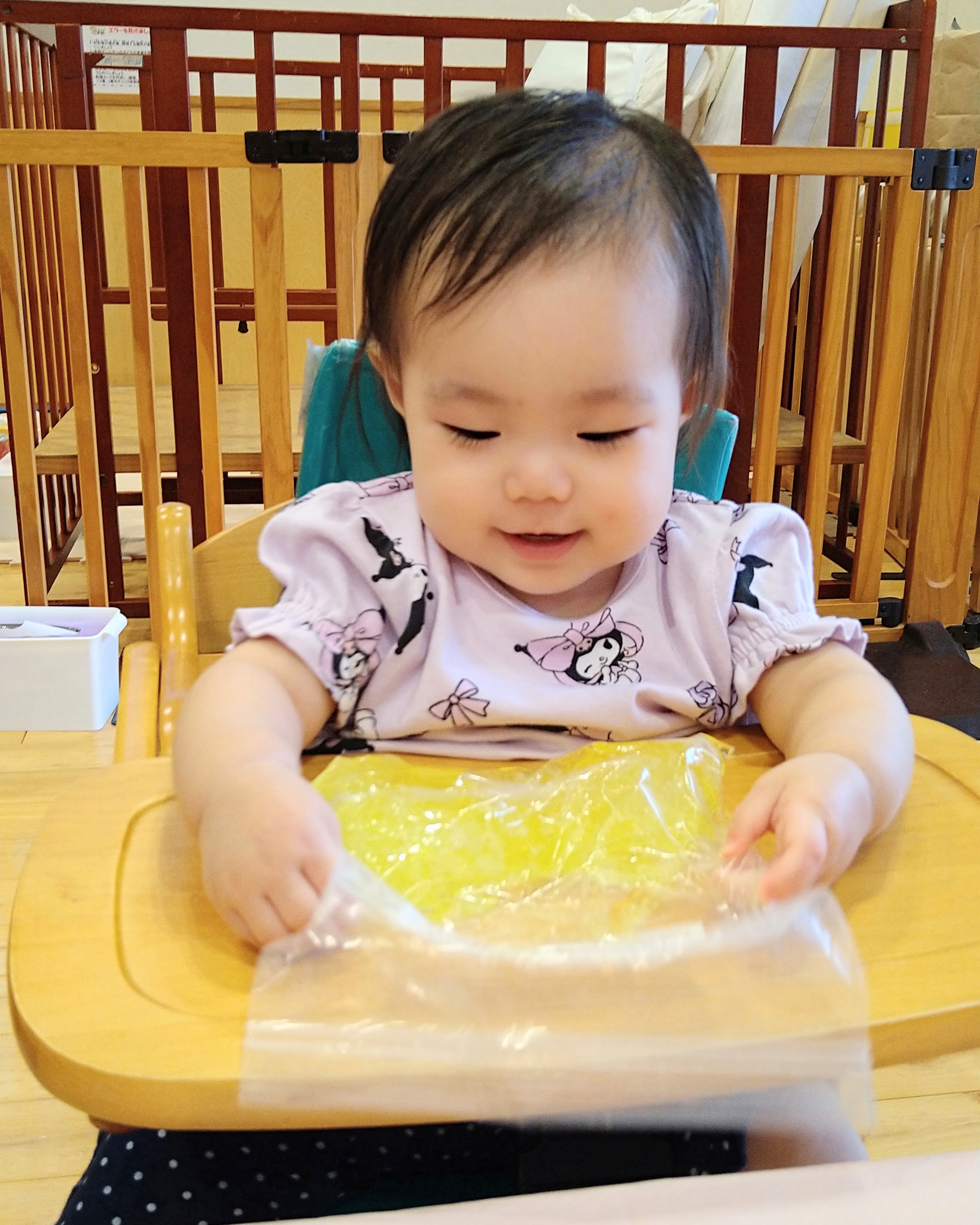 袋越しにスライムを両手で押して感触を確かめる子ども