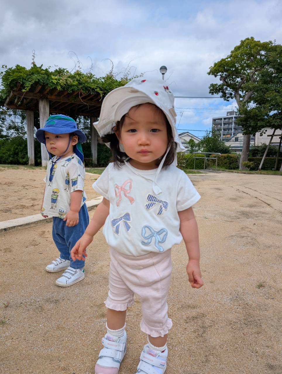 園庭で足元を確かめながら歩く子どもたち