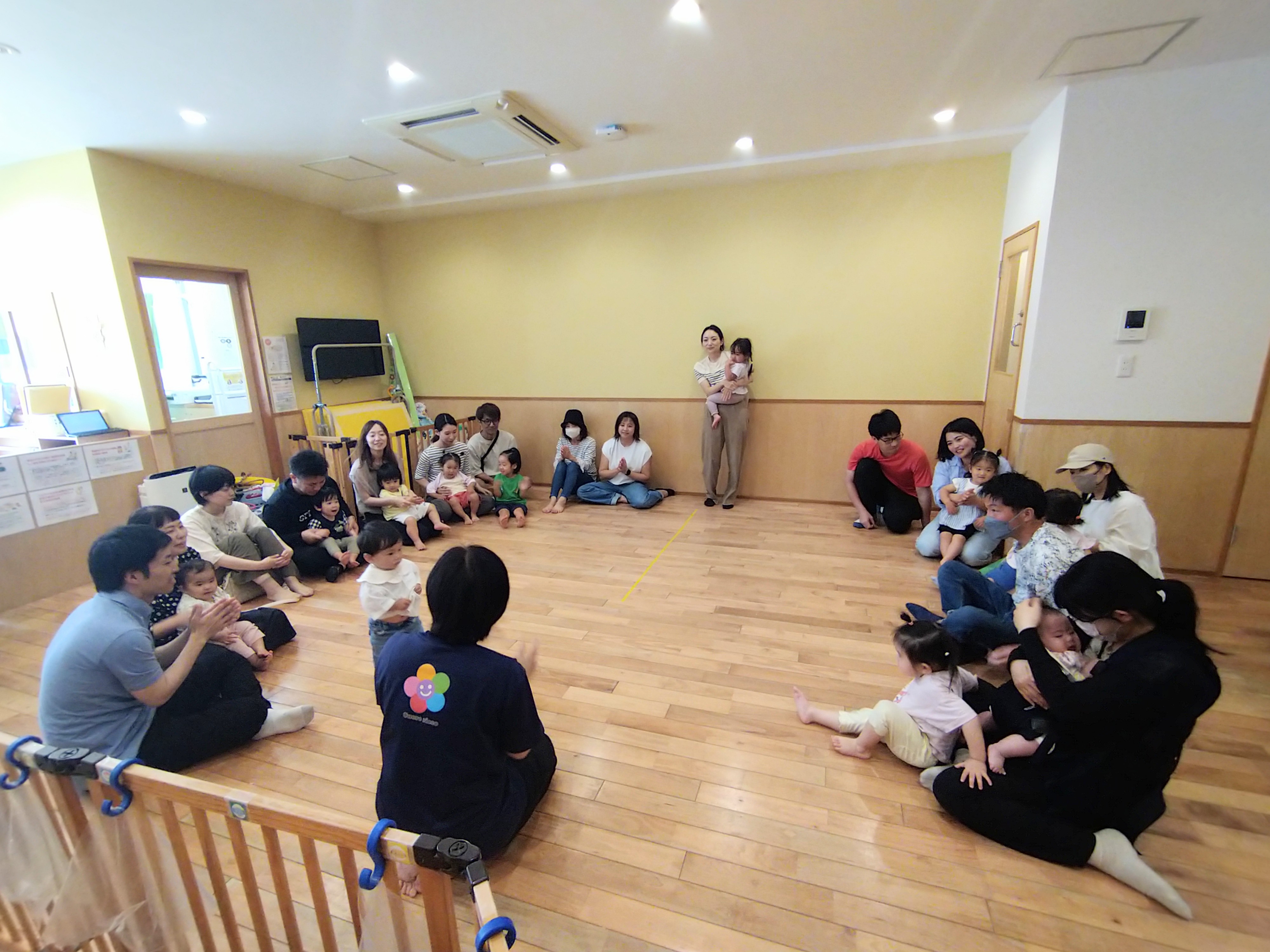 保護者と子どもたちが輪になって一緒に過ごす親子ふれあい会