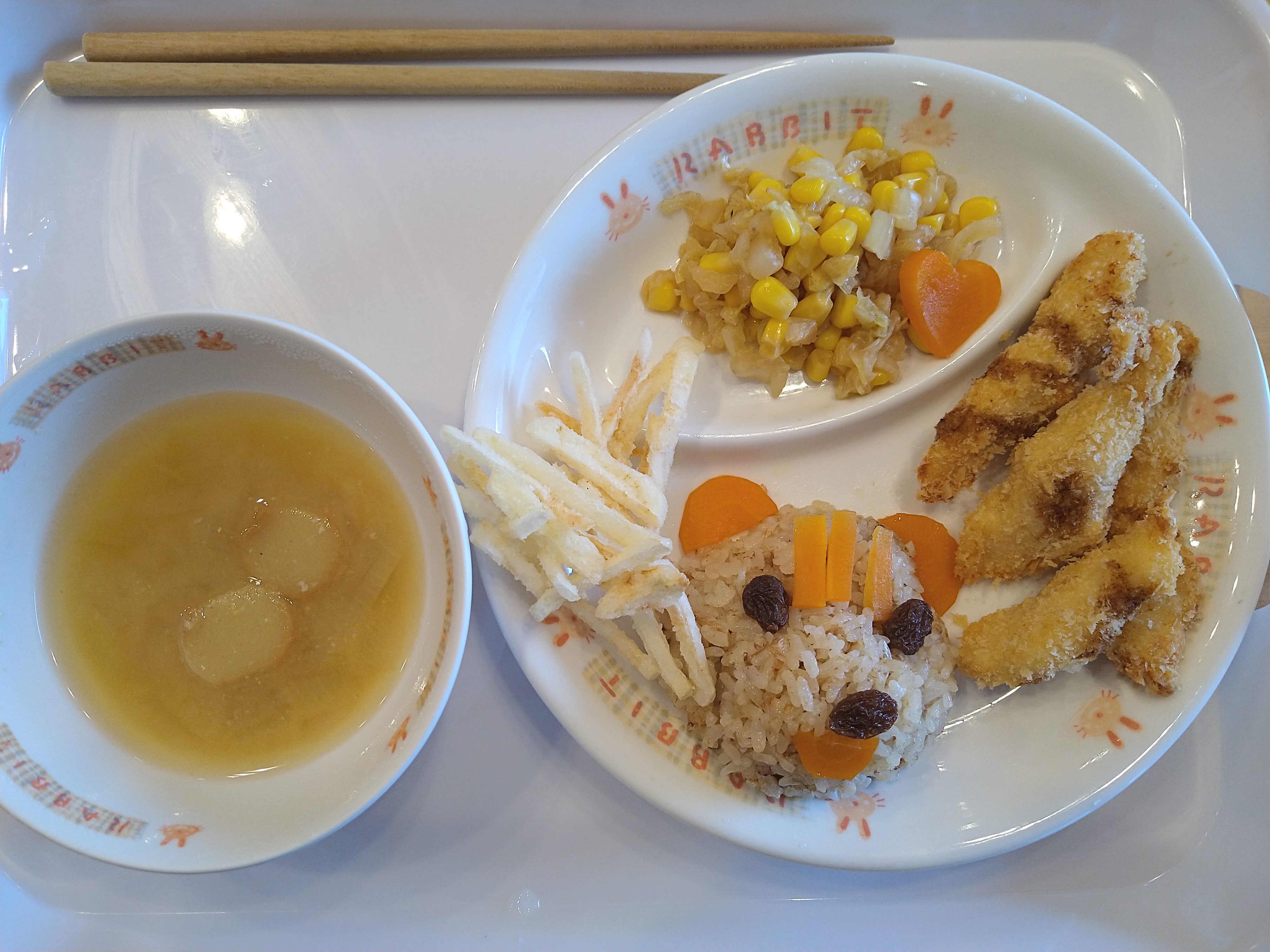 顔と耳を表したリスさんご飯とおかず、汁物
