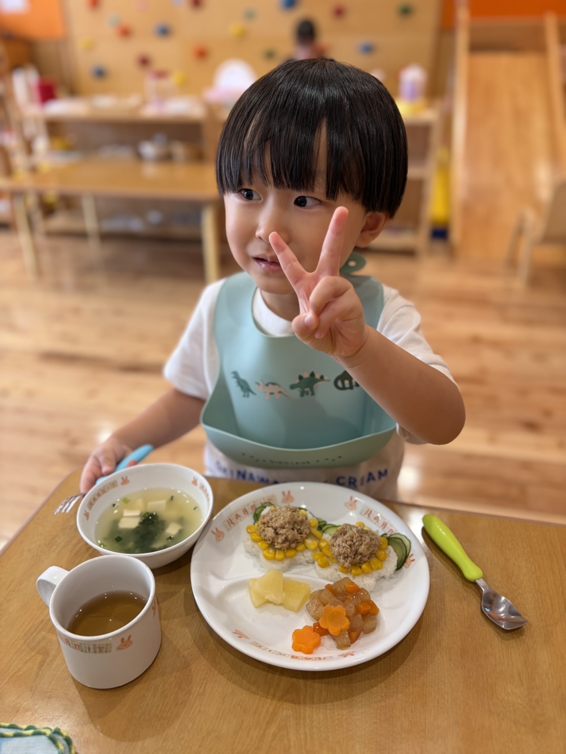 給食を前に満足そうな表情を見せる子ども