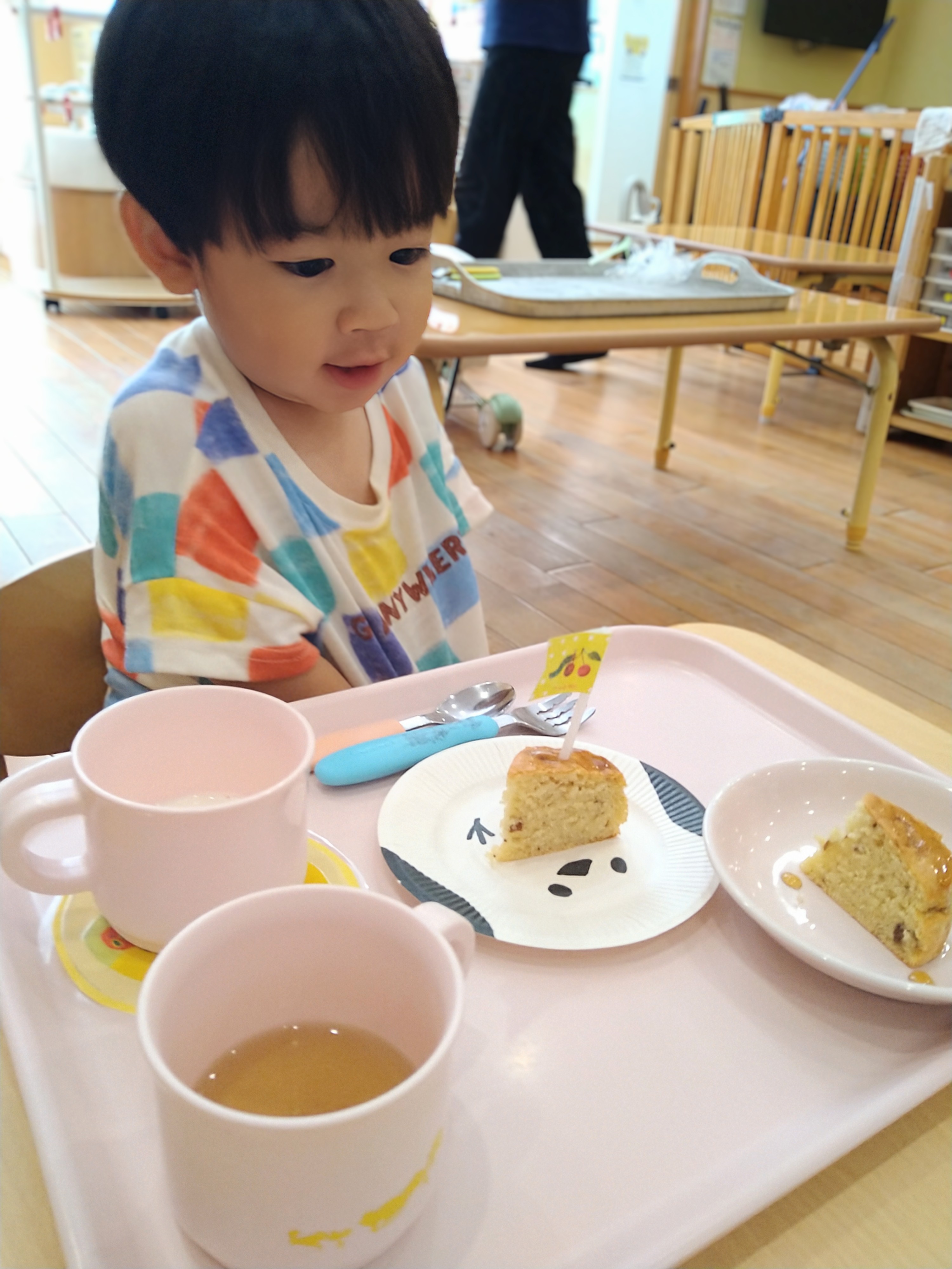 器に盛られたおやつを見つめる子ども