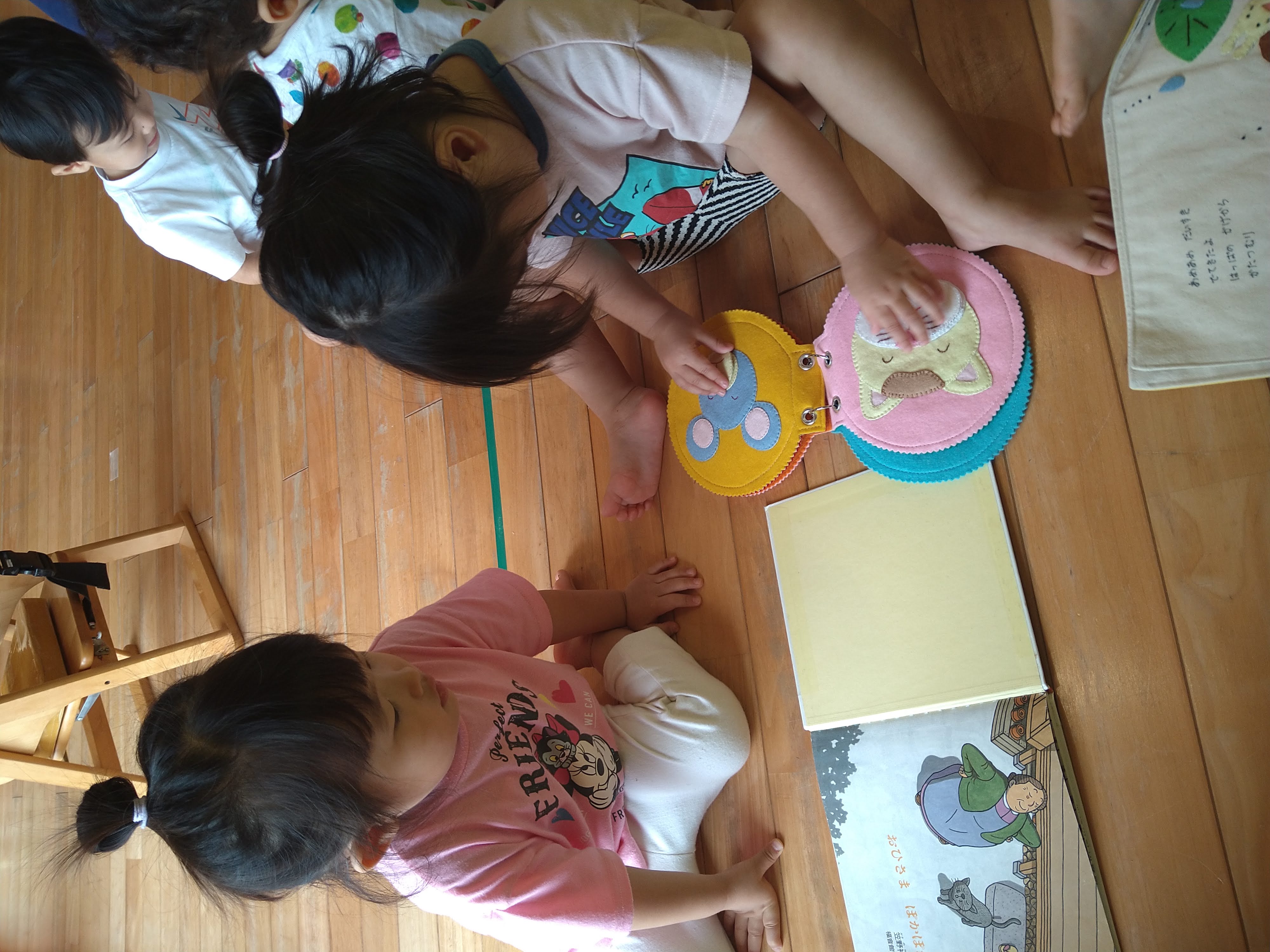 布絵本の動物を指先で触れて確かめる子どもたち