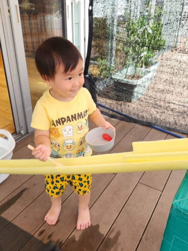 器と道具を持ってそうめんの流れを待つ子ども