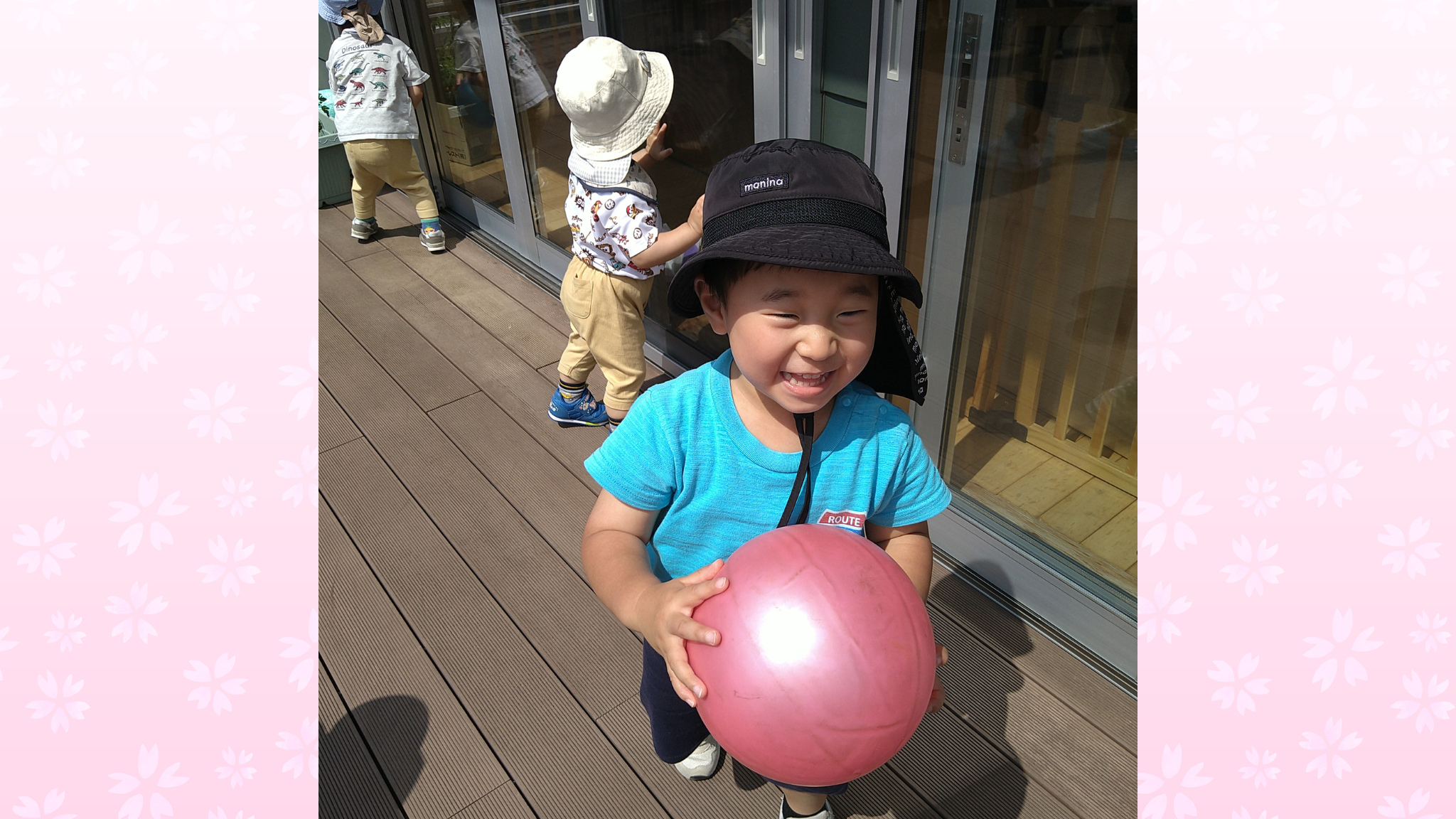 お日様の下で元気いっぱい！テラスでの楽しいボール遊び