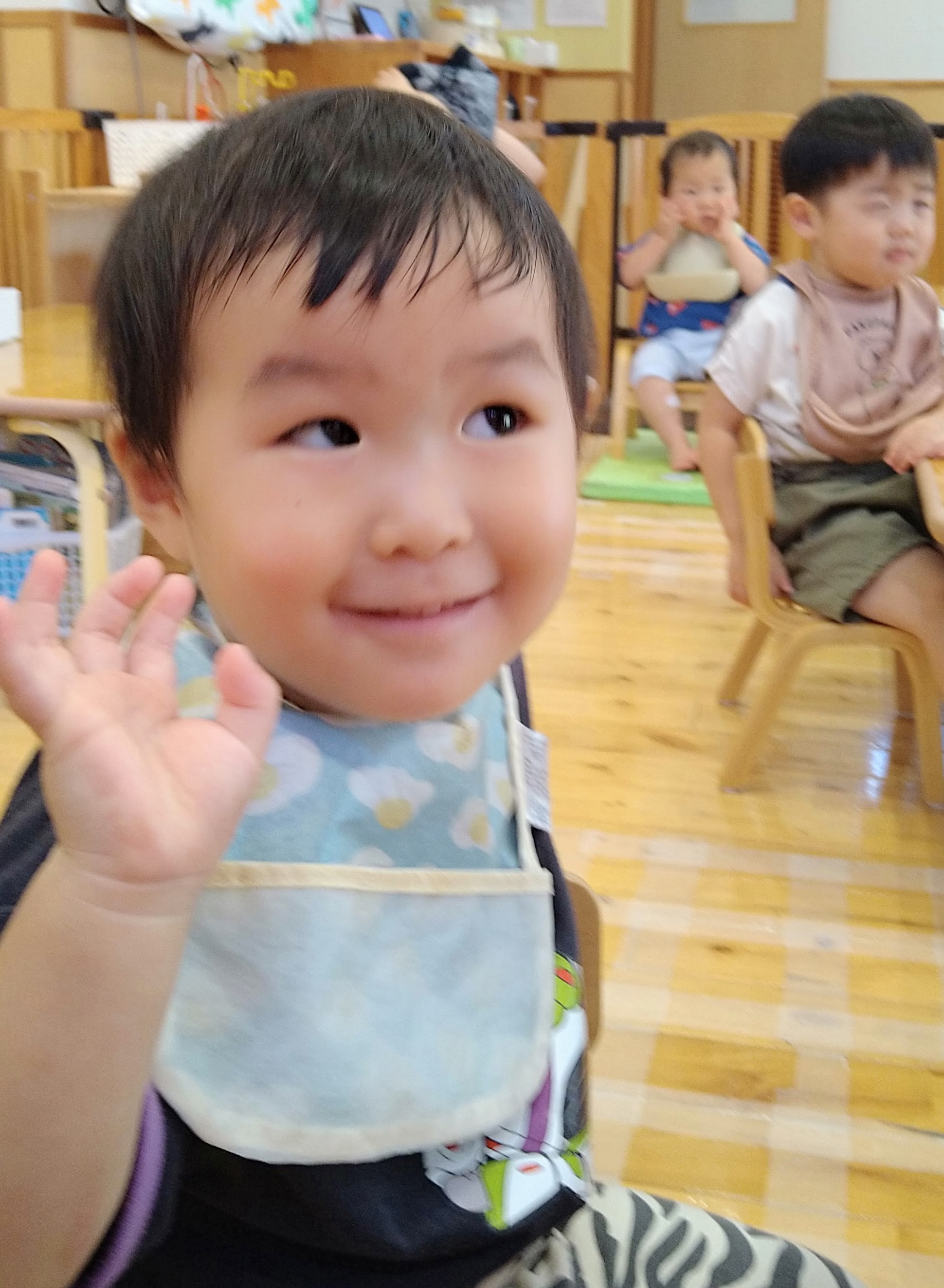 笑顔で手を上げて気持ちを表す子ども