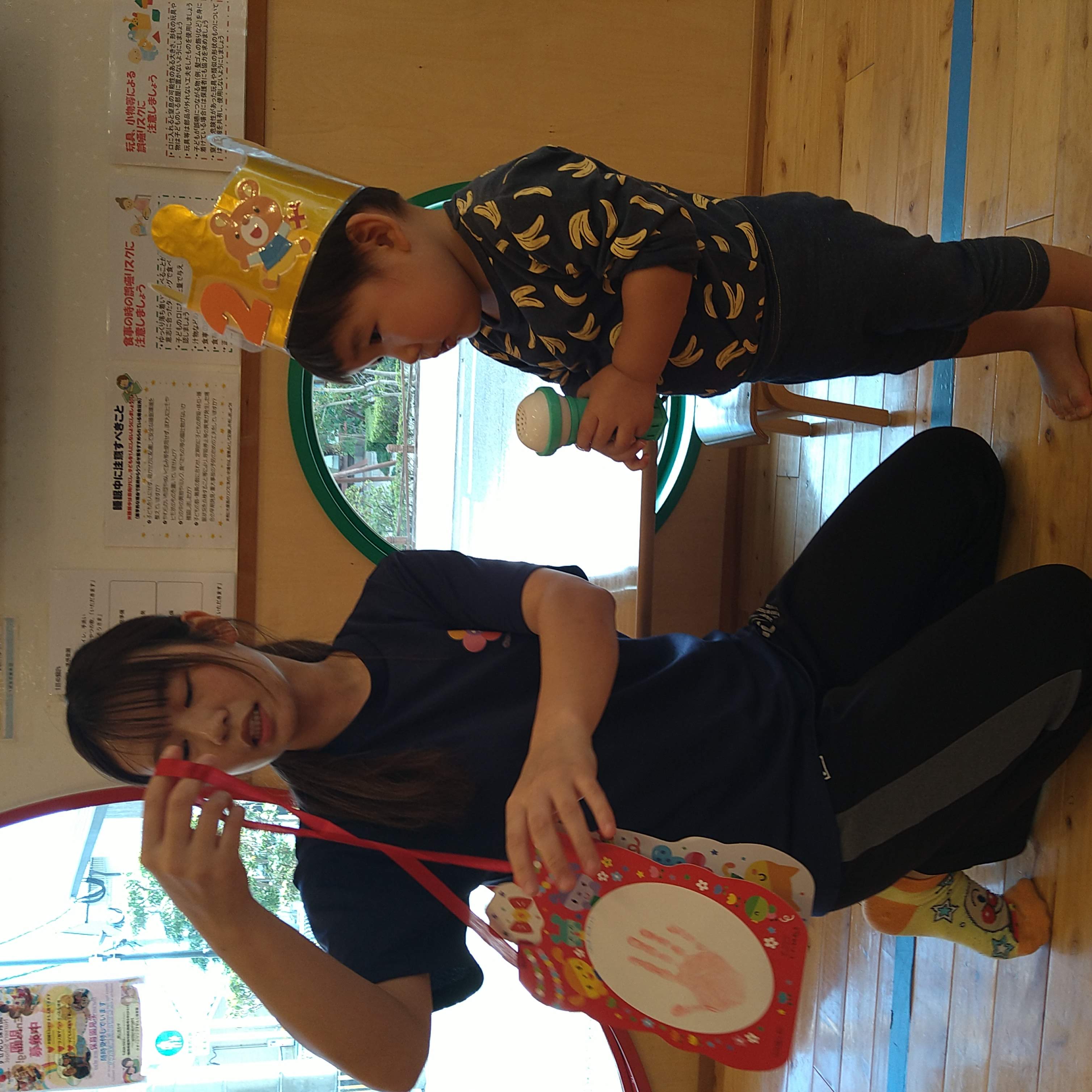 お誕生日会で手形を使ったカードを見つめる子ども