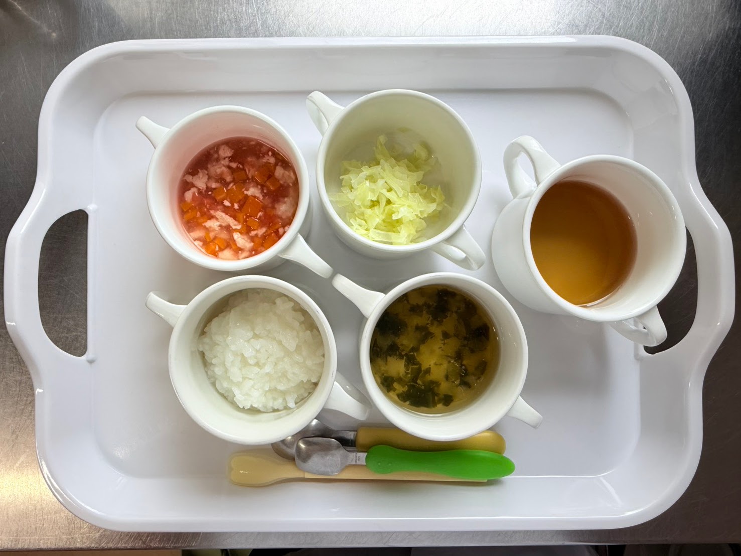 やわらかく食べやすい形に整えた給食
