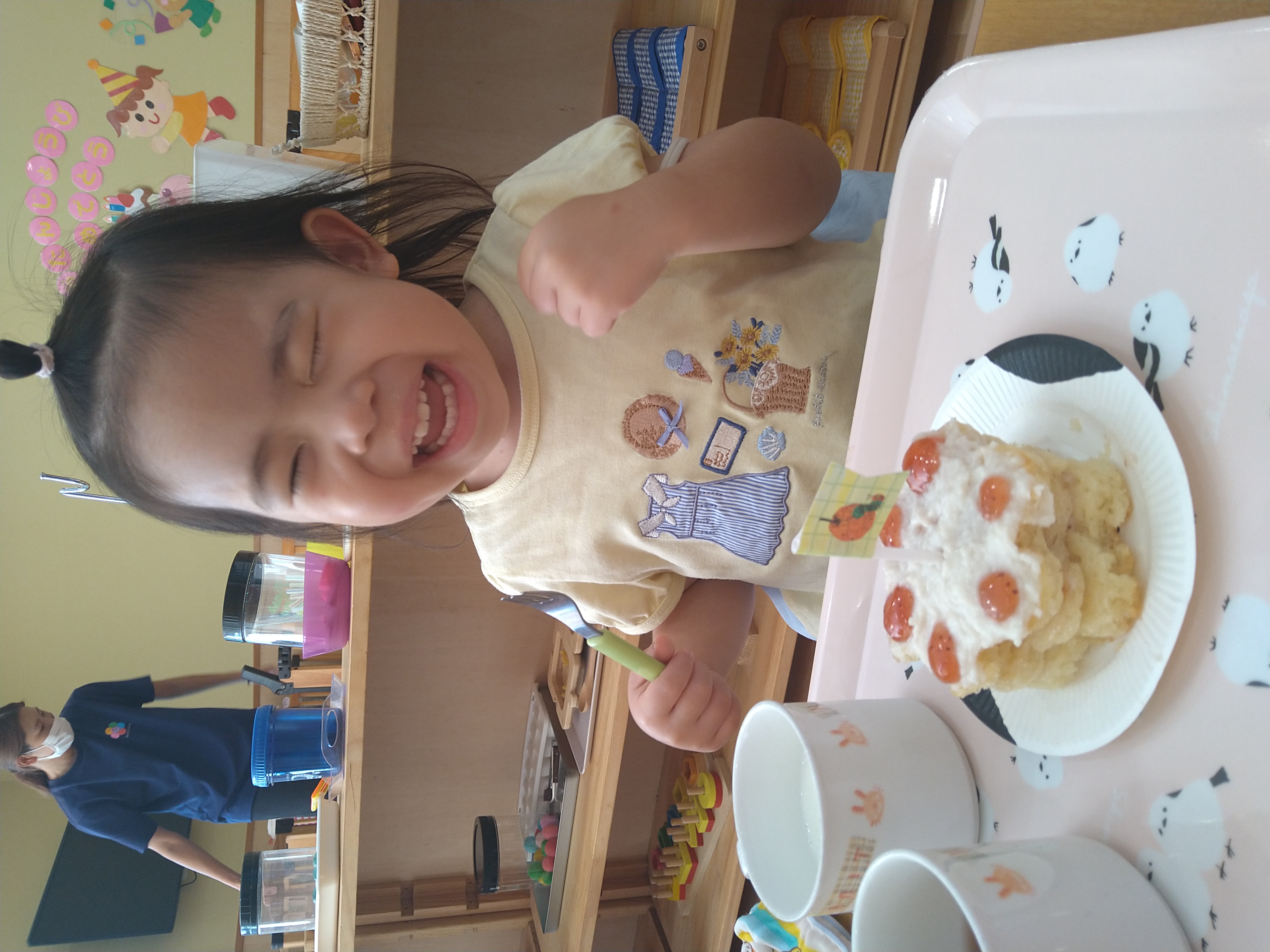 飾りのついたおやつを前に笑顔を見せる子ども