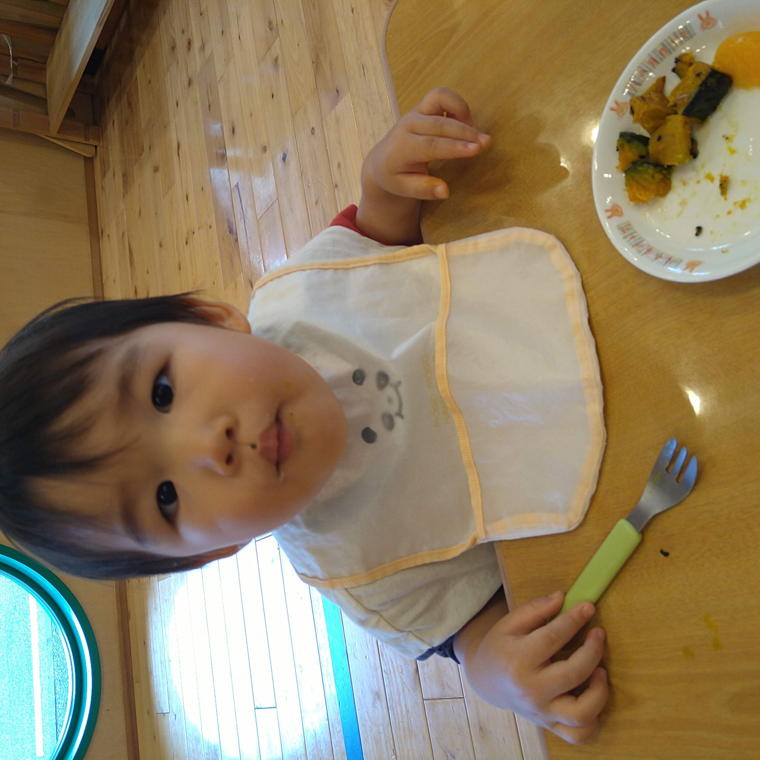 フォークを持ってかぼちゃのおやつを味わう子ども