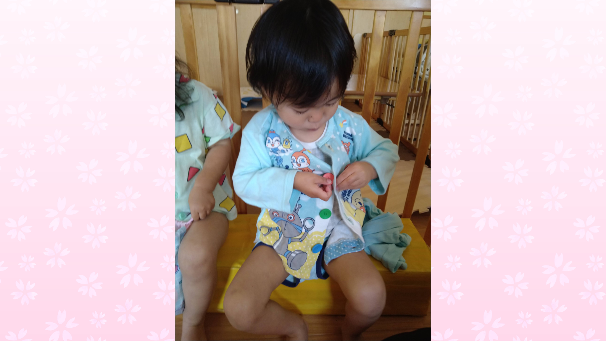 ボタンをパチン！お着替えで見せる驚きの集中力