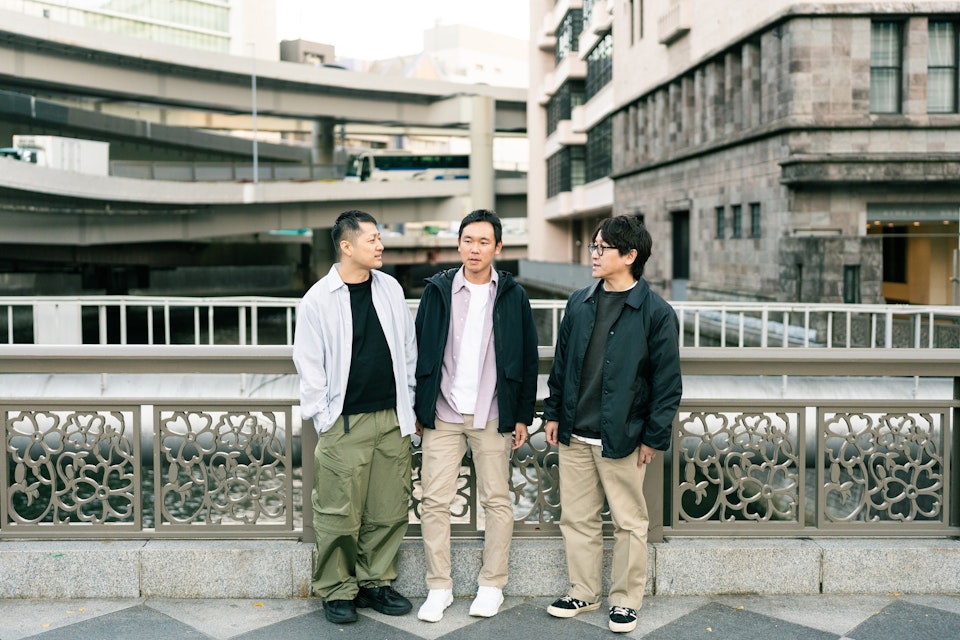 真面目な面持ちの3人