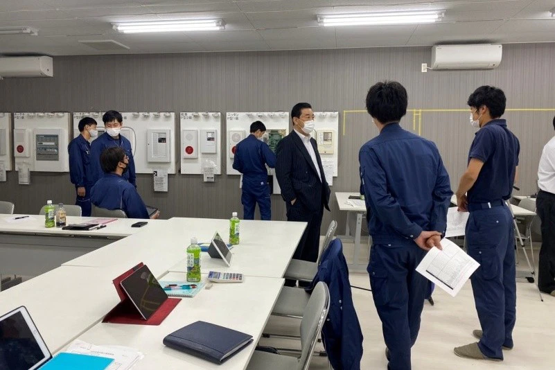 研修室で社長が社員に直接語りかける様子