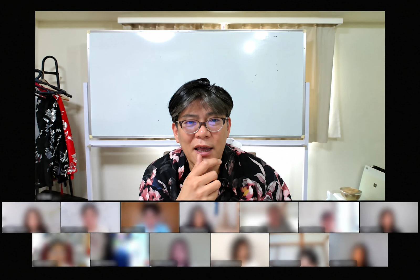 フロンティアマーケティング株式会社のオンライン会議の様子。画面には話し手と、ぼかし処理された参加者が映っている