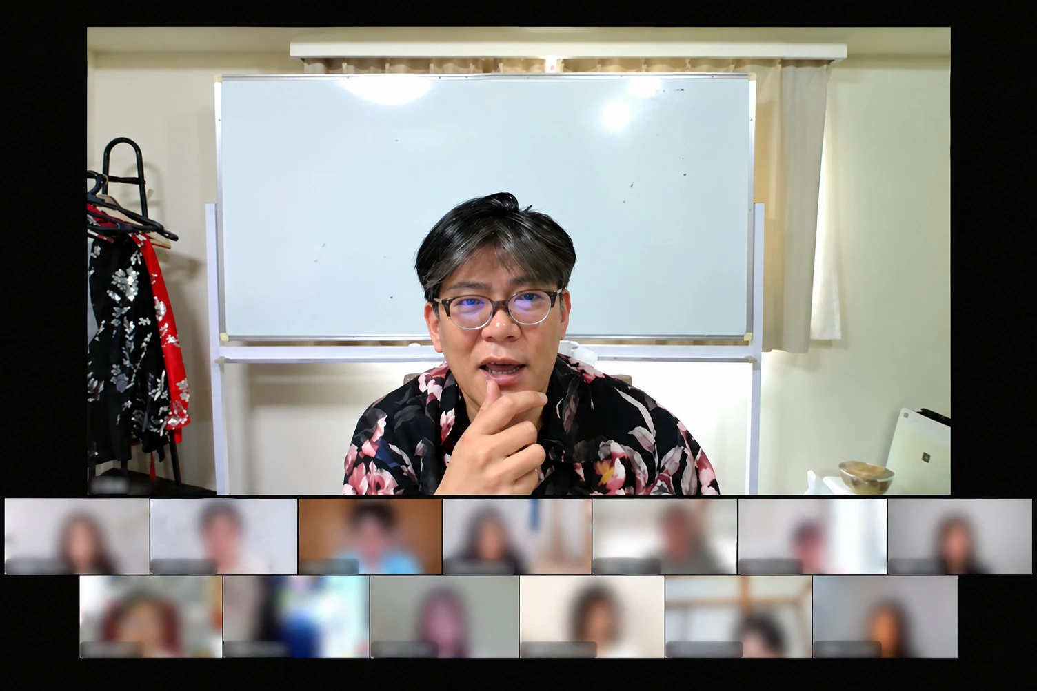 フロンティアマーケティング株式会社のオンライン会議の様子。画面には話し手と、ぼかし処理された参加者が映っている