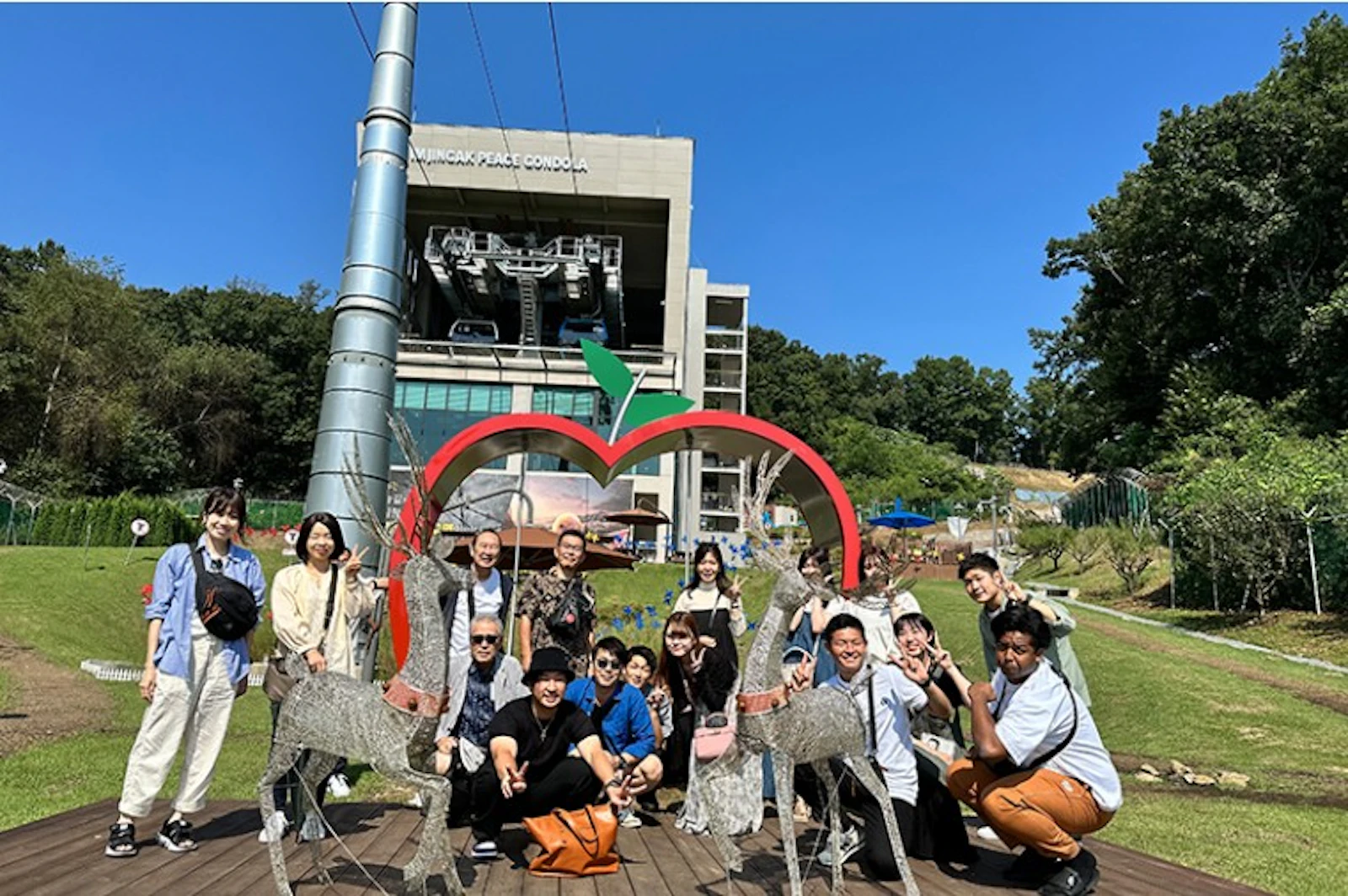 北海道への社員旅行での集合写真