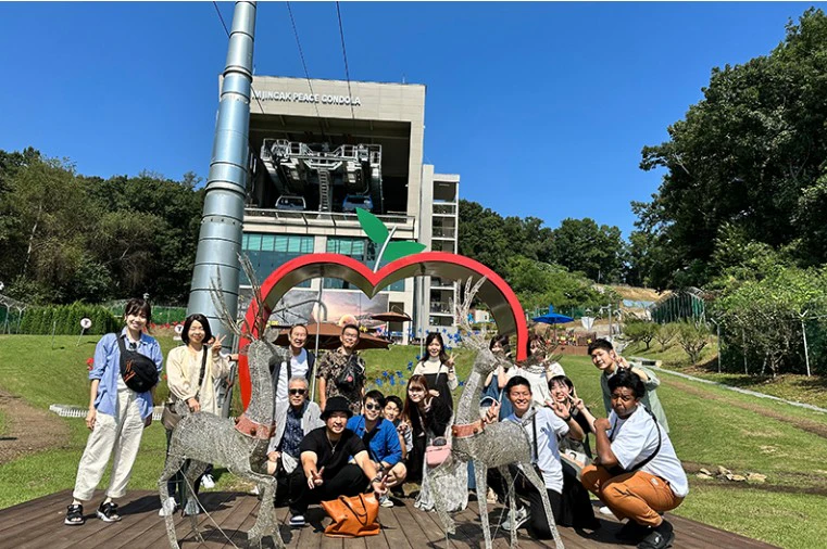 北海道への社員旅行での集合写真